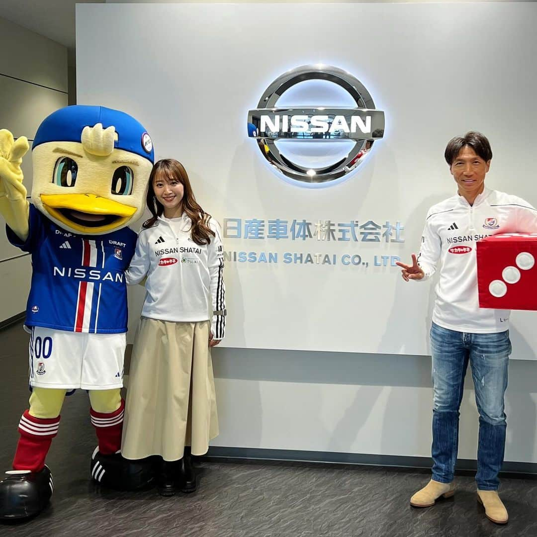 波戸康広のインスタグラム：「・ 日産車体企業祭  遊人ぴあ2023！  横浜F・マリノストークショーに小山ちゃんとマリノスケでお邪魔してきました♪  日頃からマリノスの応援はもちろん、キクマリも見てくれていて嬉しい限りです🤲  そして、サイコロゲームで見事勝ち抜き選手のサイン入りユニをゲットされた方々、おめでとうございます🎉  #fmarinos  #日産車体  #マリノスファミリー」