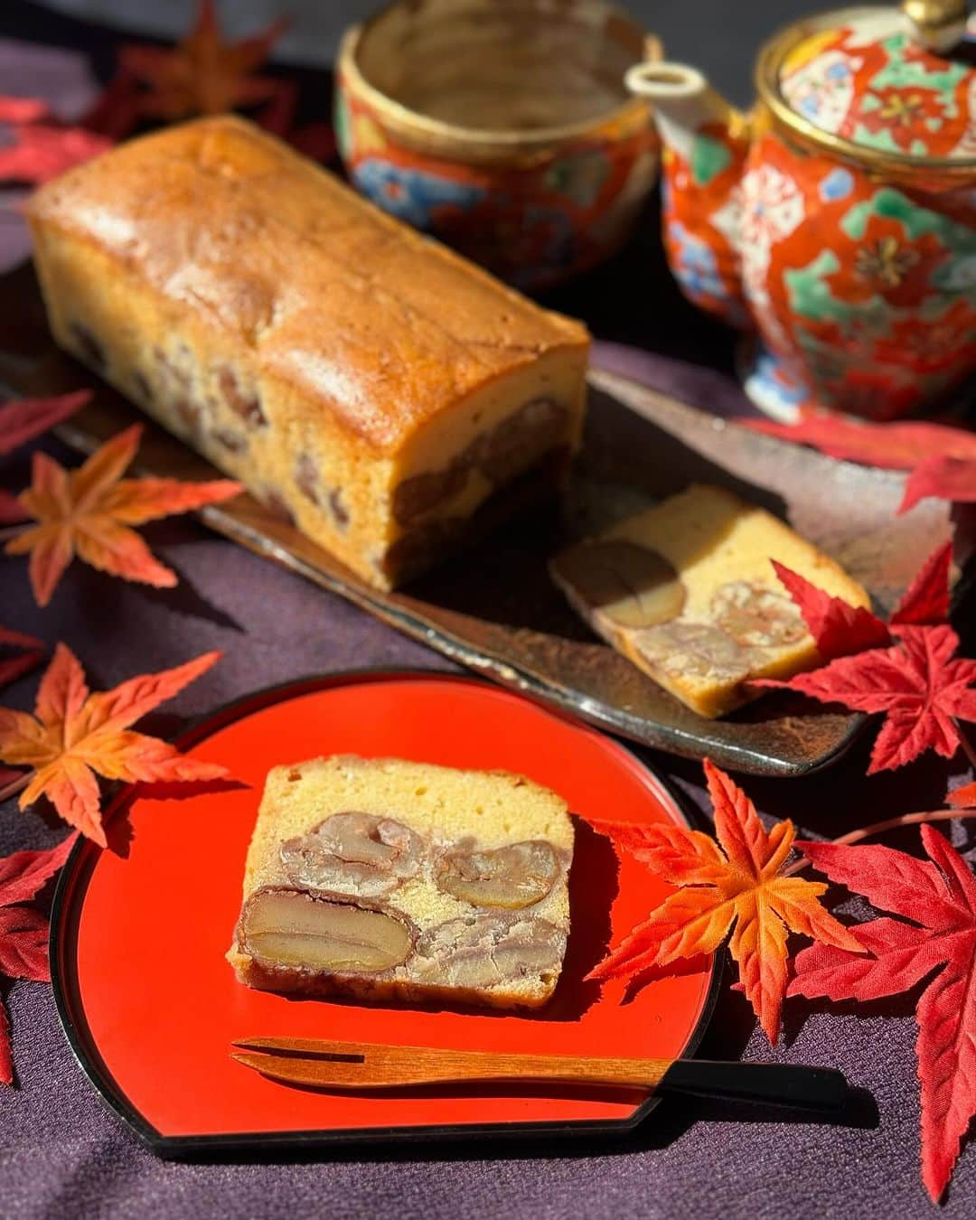 マキのインスタグラム：「こんばんは🌇  日曜日の夜ゆっくりされてますか❓  夕食の後には秋の味覚🍂 大好きな栗🌰デザートをお取り寄せ  ゴロゴロ🌰が入った栗のテリーヌ なんと‼️‼️ 650g中400gが栗だから、カットしたら栗だらけ。 しかも国産の栗・ヨーロッパ種の栗・アンデス栗 の3種の栗が使われるっていう豪華さなの。  栗本来の上品な味わいと発酵バターの芳醇な香りがマッチして、上品なスィーツ  この季節にぴったりの秋の味覚🌰 お使い物にも贈り物にも喜ばれるの間違いない😊  是非、チェックしてみてね。  PR @otoemon_official #お取り寄せお菓子 #お取り寄せケーキ #栗スイーツ #マロンスイーツ #栗ケーキ #栗のスイーツ #栗のおやつ #秋スイーツ#お取り寄せスイーツ #お取り寄せグルメ」