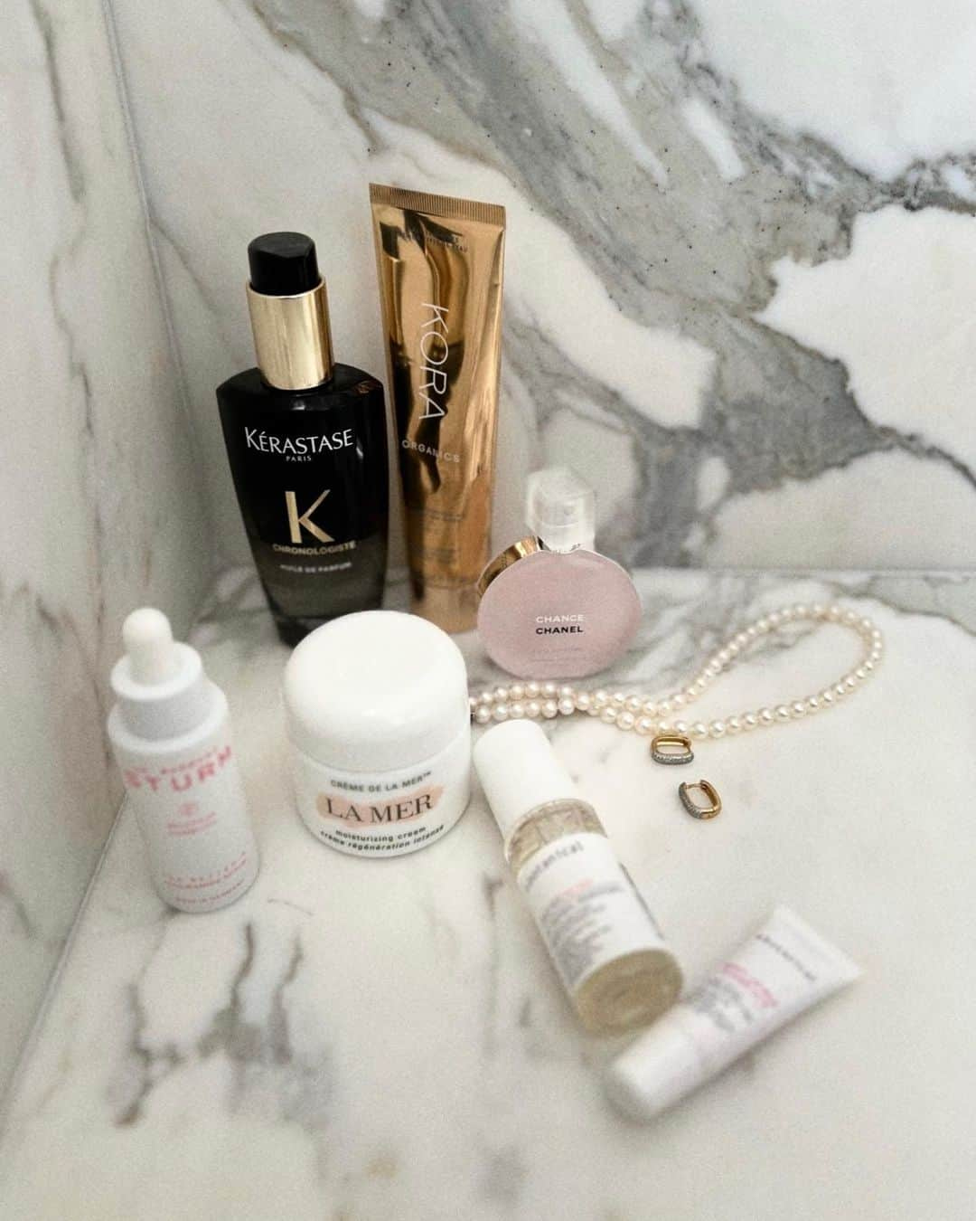 エミ・レナータのインスタグラム：「Unlocking my secrets to radiant skin ✨👆👀 . #emitime #emirenata #myrotine #feedyourskin #glowingskin #beautytime  #エミタイム #エミレナータ #ツヤ肌 #美容タイムウェア #私のスキンケアルーチン」