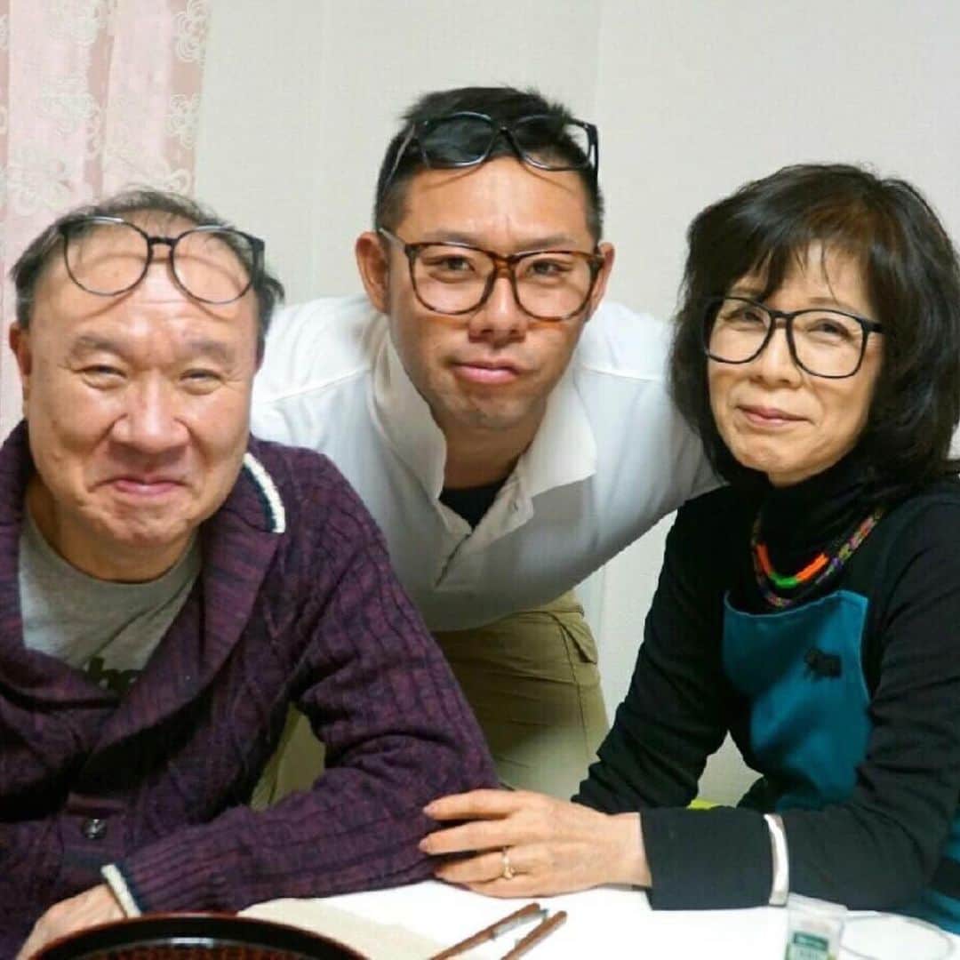 Yuri Sakuraiさんのインスタグラム写真 - (Yuri SakuraiInstagram)「家族が元気に暮らす。 一見当たり前のように感じますが、 自分は、30歳という若さで兄が亡くなり、 父も約8年くらい前に脳梗塞で倒れ、 右半身不随、言語障害となってしまうという 経験をしています。  脳梗塞は、 一度発症すると寝たきりになってしまったり、 再発する可能性がある病気の一つと言われています。  自分の父も、右半身付随により、 体が思うように動かず、 歩く時は杖は必要で、 言語障害が残っているため、 自分の意思を言葉で伝えるのは難しい状態です。  美味しい！楽しい！！ 昔はこんな経験したんだよ！と きっと、もっと喜びを表現したり、 なにかを伝えたかったりすることも あると思うのですが、 うまく話せないことや、 体が動かない葛藤もありながらも、 それを周りに感じさせることなく、 いつもニコニコ、笑顔で 自分やカフェの仲間の奮闘を 見守ってくれていて、 その優しさや、懐の広さ、 そして、芯の強さに 自分も改めて学ぶ姿勢をもらいます！  兄の死や父の病気をもって、 健康でいれることのありがたさ、 家族で過ごせることのありがたさ、 大事な人に伝えられることがどれだけ幸せなのか。 という、 いつもと変わらない毎日に心からの感謝と、 大事に過ごそう！という気持ちを 感じることができています。  明日が来ることが当たり前ではないことを 経験している分、 自分の大事な人にはそれを伝えたく、 何かあった時に後悔して欲しくない気持ちが強い分、  今できることは全力でやる。 目の前に応援したい人がいたら全力で応援する。 毎日来てくださるお客様の笑顔のために全力を尽くす。 これを仲間にも常に伝え、 MKチームのサービスができています。  #父親#家族#沖縄生活#沖縄移住#沖縄移住生活#移住 #鯖バーガー#ハンバーガー #沖縄#沖縄カフェ#沖縄南部カフェ#沖縄観光 #沖縄絶景#沖縄ランチ #沖縄グルメ#海の見えるカフェ#沖縄スイーツ #沖縄ハンバーガー#沖縄旅行#沖縄旅#沖縄土産 #瀬長島#ウミカジテラス#瀬長島ウミカジテラス #𝗆𝗄𝖼𝖺𝖿𝖾#𝗈𝗄𝗂𝗇𝖺𝗐𝖺#𝗎𝗆𝗂𝗄𝖺𝗃𝗂𝗍𝖾𝗋𝗋𝖺𝖼𝖾」10月22日 19時56分 - yuri_sakuraiii