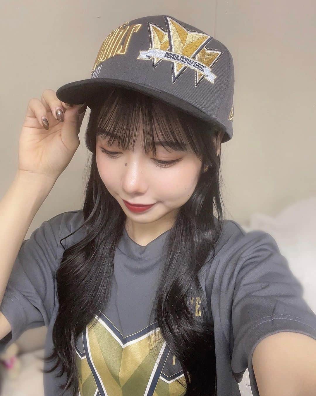 のインスタグラム：「⁡ ⁡ グレーの帽子とTシャツかあいい🩶どうかな？🐶  オリックス・バファローズ 2023 パーソル クライマックスシリーズパ 優勝🏆 そしてSMBC日本シリーズ2023進出決定❤️‍🔥 ⁡ また皆様と日本シリーズの舞台で戦えるなんて 本当に夢みたいです😭✨ ⁡ ⁡ 大好きな皆様と最高の景色を見れますように…🇯🇵 ⁡ ⁡ #オリックス#BsGirls #Bs2023 #baseball #プロ野球 #野球女子 #野球 #野球好き #京セラドーム大阪  #野球好きな人と繋がりたい　  #オリックスバファローズ#instalike #instagood #pic #photo #selfie #followme #f4f #like4like #follow #Instagram #love #fashion #いいね #フォロー」