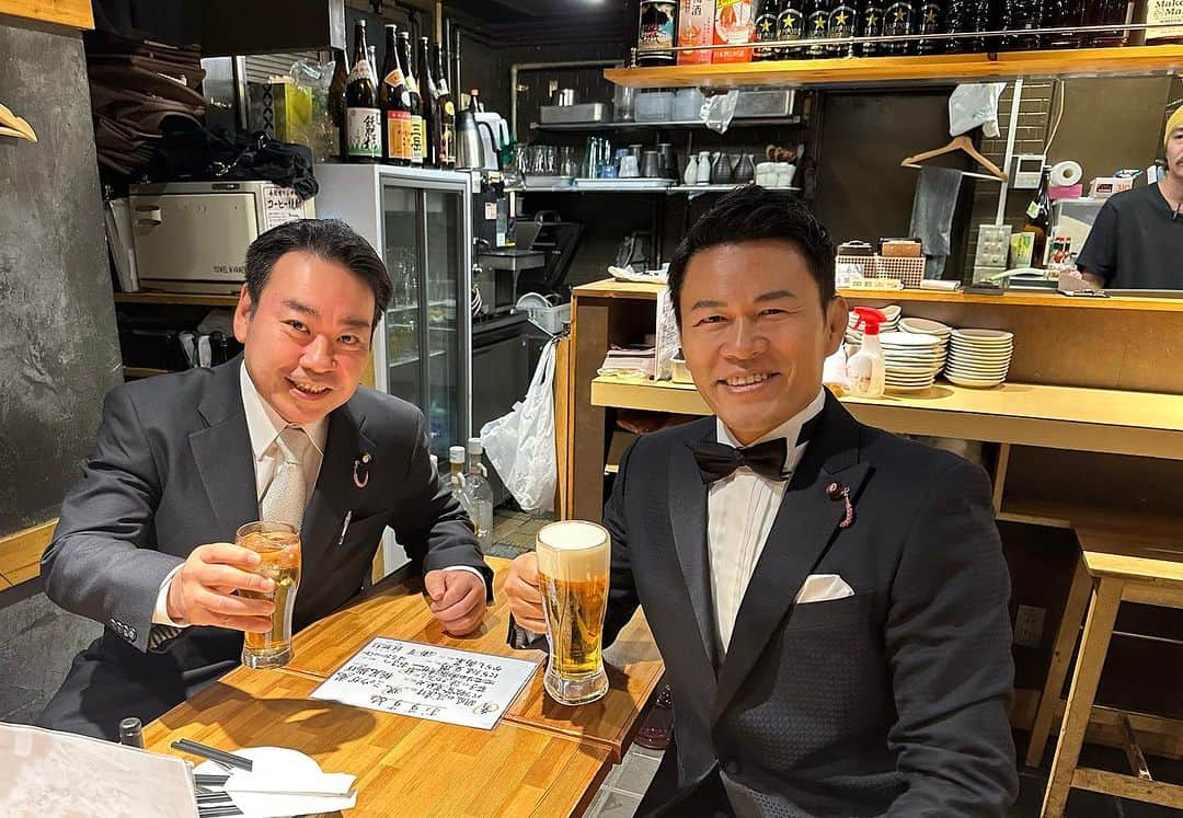須藤元気のインスタグラム：「国際文化交流イベントに参加した後に羽田次郎参議院議員と焼鳥屋で乾杯。蝶ネクタイでお笑いできそうですが居酒屋の倅として日本の食文化を笑顔で守っていきます。やっぱり居酒屋落ち着きます。なう。」