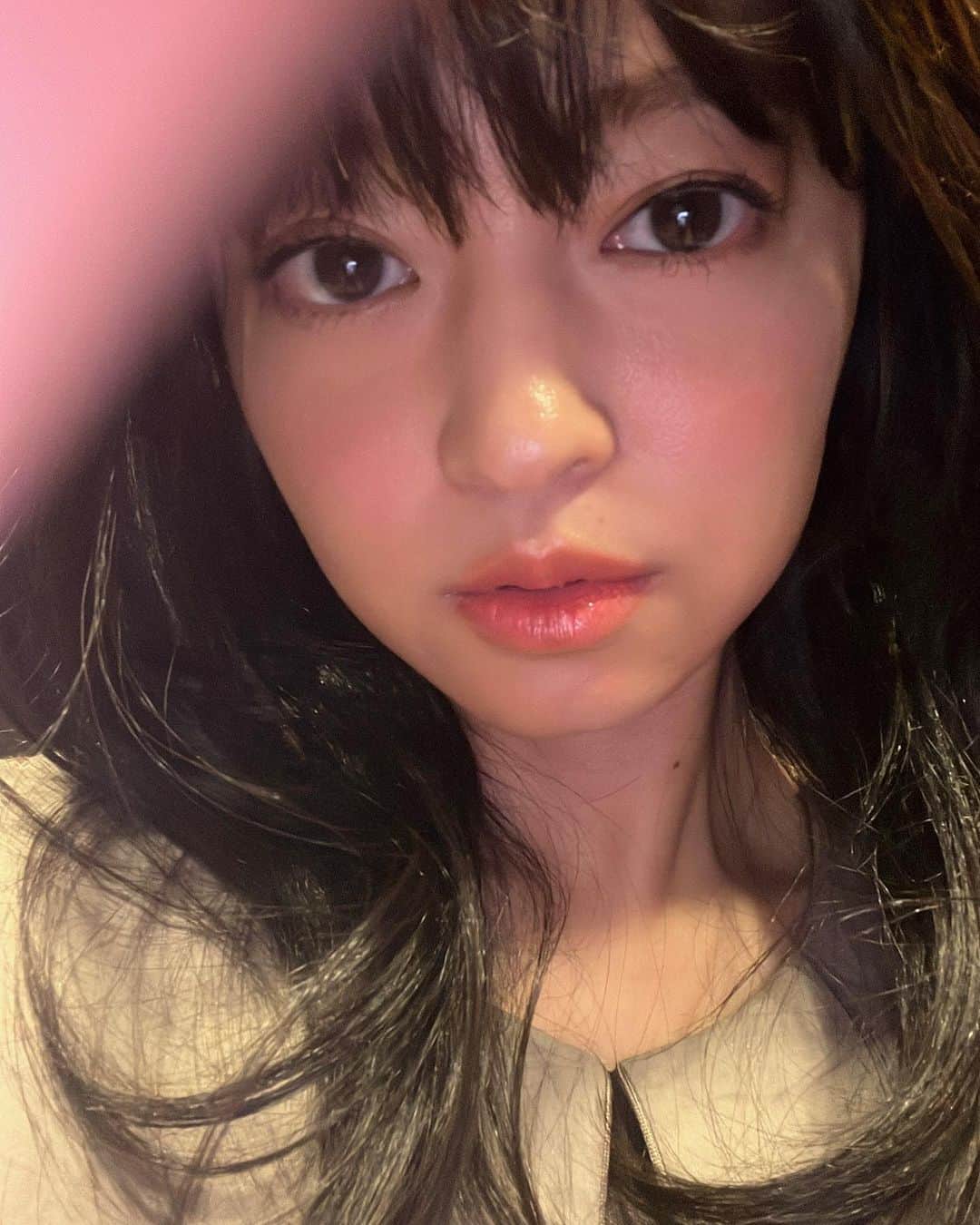 小林涼子のインスタグラム：「. え、誰？って思った？ うん、私も思った…！😂  撮影で色々模索してもらってます🤔 地毛が伸びたり短くなったり そんな力があればいいのにね。  ABCテレビ系ドラマ 『18歳、新妻、不倫します。』 放送始まってます。 よかったら。  #18歳新妻不倫します #これは別の作品」