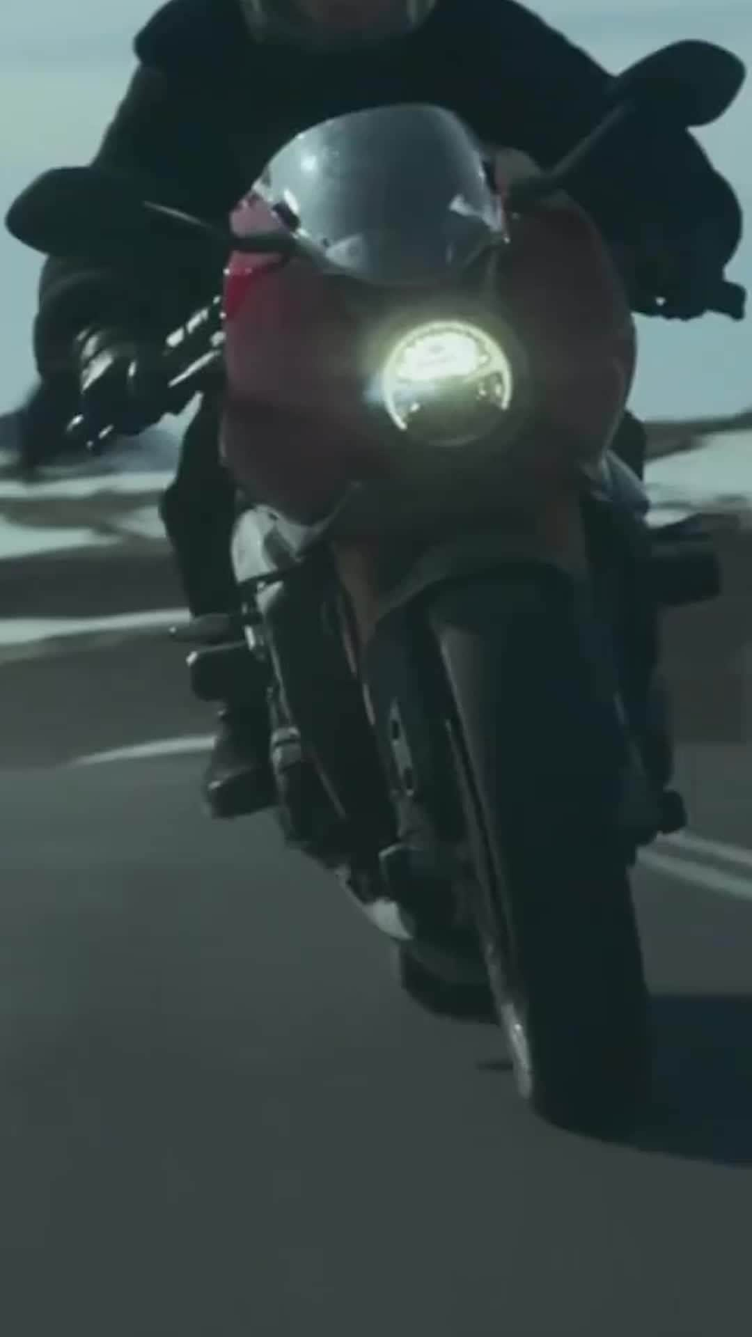 Triumph Motorcycles Japanのインスタグラム：「トライアンフのSpeed Triple 1200 RRが、@netflixで配信中の映画「ハート・オブ・ストーン」に登場しています。もうご覧になりましたか？⁣ ⁣ #HeartOfStone #GalGadot #Netflix #ForTheRide #TriumphMotorcycles #SpeedTriple1200RR」