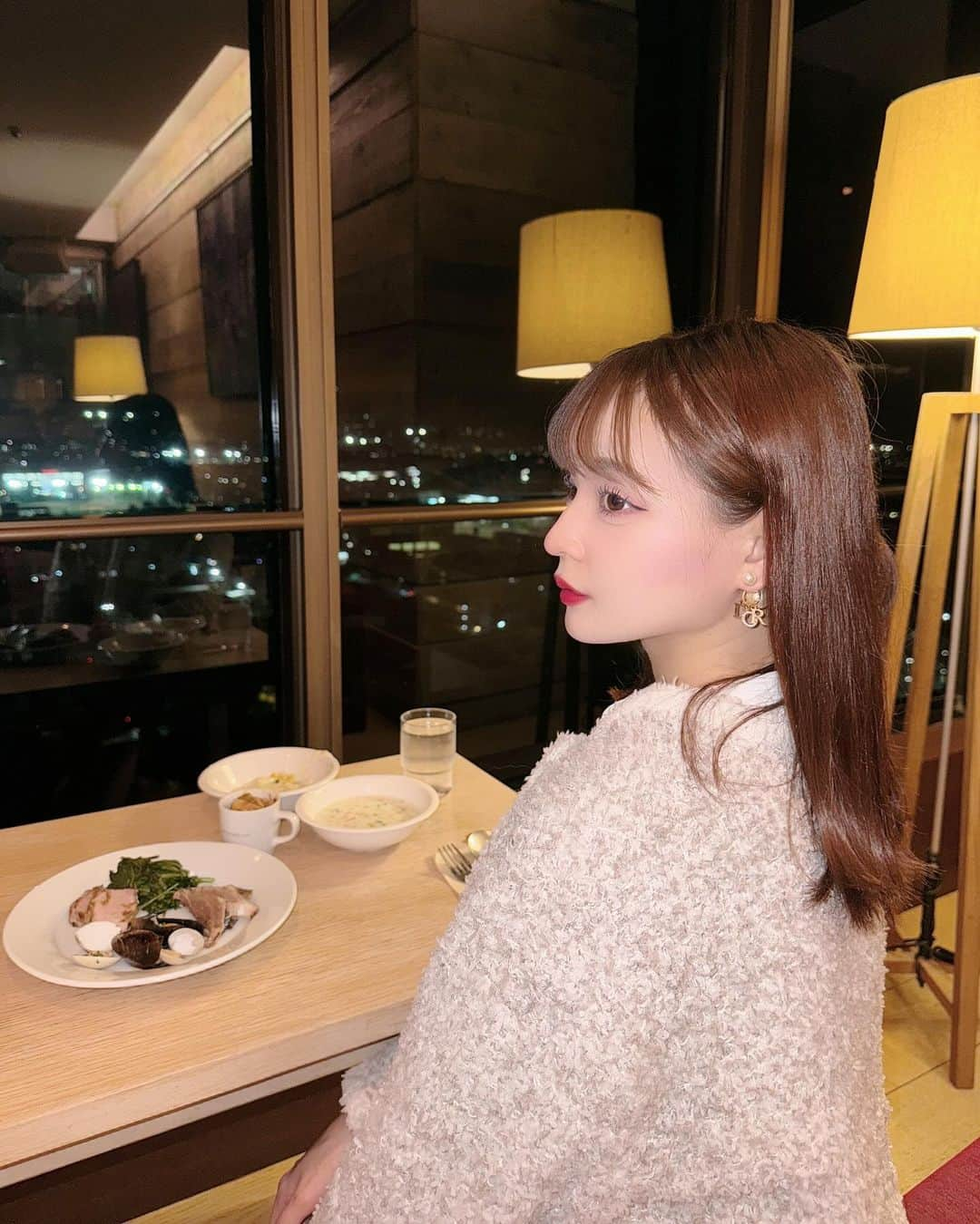 白石佑梨亜のインスタグラム：「よく食べる子だよ🫶🍎❤️ 景色が綺麗で素敵な空間でお料理も美味しかったっ ̫ -˘ ･ ･ ･ ･  ･ ･ ･ ･ ･ ･  PR @restaurant_tembooo #tembooo #ビュッフェレストラン #静岡市ランチ #静岡市ディナー #静岡市グルメ」