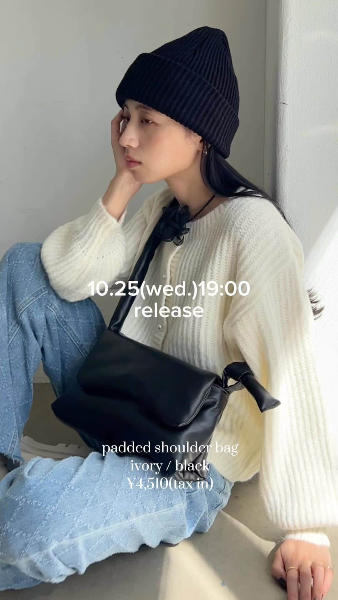 Vannie Officialのインスタグラム：「padded shoulder bag ivory / black ¥4,510(tax in) #vannie_u #ヴァニーユー」
