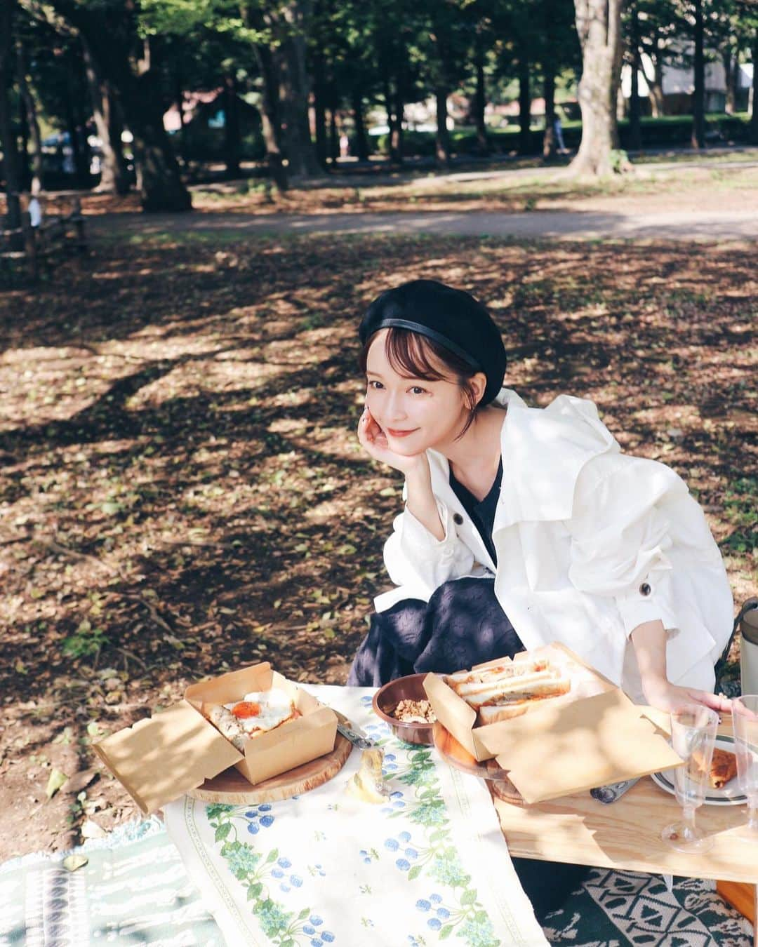 五島夕夏さんのインスタグラム写真 - (五島夕夏Instagram)「秋ピクニック🍁  手作りのサンドイッチ、友だちが作ったクッキー、できたてのケーキ 圧倒的カロリーオーバーこそ幸せ🐈  暑い時期はあんなに閉じこもっていたのに 今は毎日這ってでも外に出たい！ くらい、秋の空気が好きだ〜。  ーーーーーーーーーー  作品のオンライン販売スタートしてます🌼 早速のご購入ありがとうございました…！  プロフィールのリンクからサイトに飛べますので、 引き続き28日までよろしくお願いいたします💐💐  #秋 #ピクニック #秋ピクニック #picnic #秋服 #砧公園 #公園 #ピクニックランチ #ピクニックバスケット #ピクニック日和 #picnicday」10月22日 20時00分 - goto_yuuka