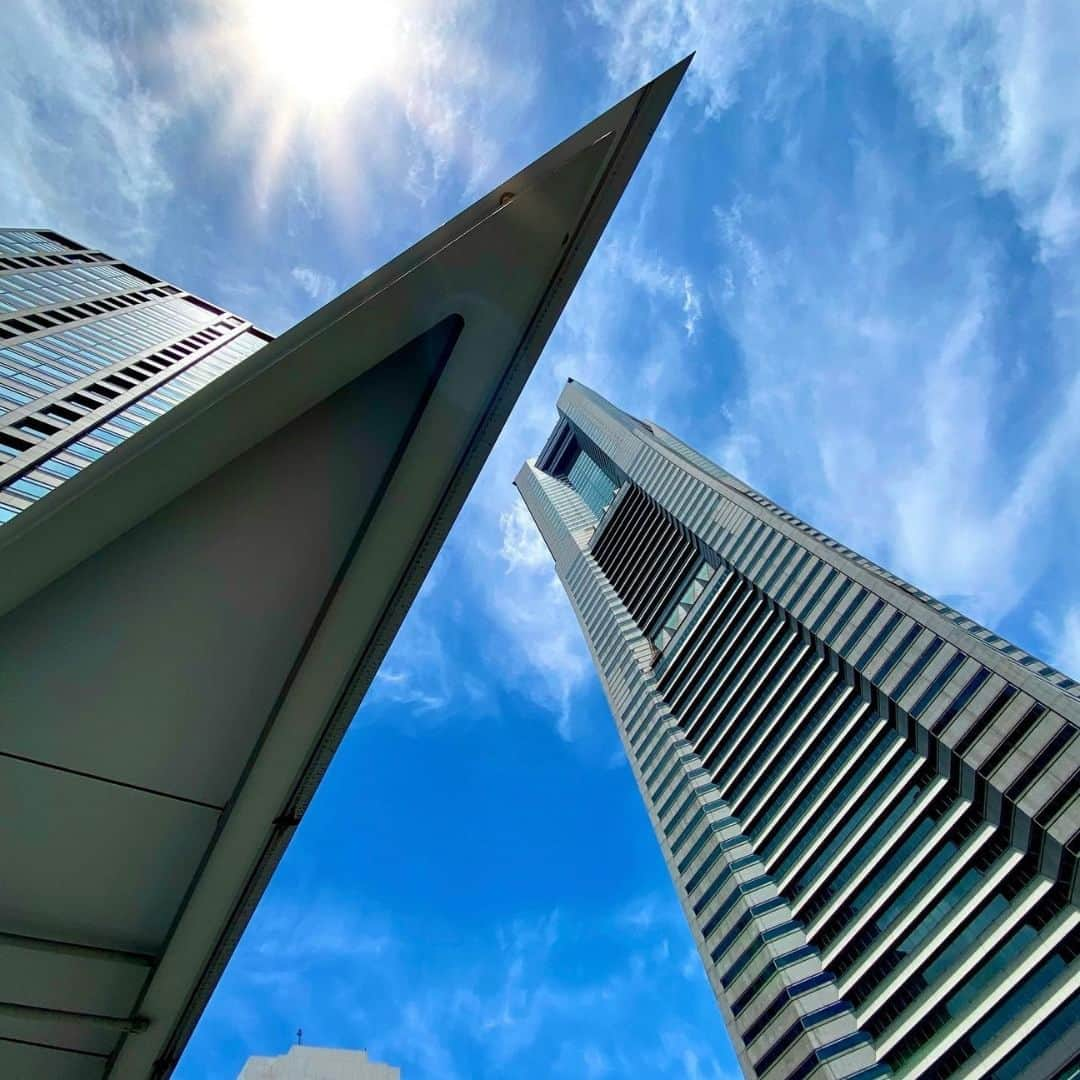 横浜ロイヤルパークホテルのインスタグラム：「… みなとみらいの絶景をご紹介📷  斬新な角度から撮影された横浜ランドマークタワー。 まさにビル同士が戦っているかのような迫力ある1枚です。  photo by @yangersongxia 様 素敵なお写真ありがとうございます。  … 空と隣り合う「横浜ロイヤルパークホテル」 @yokohamaroyalparkhotel  #横浜ロイヤルパークホテル #yokohamaroyalparkhotel #royalparkhoteljp #ロイパ #横浜ロイパ #横浜ランドマークタワー #ランドマークタワー #ホテル #hotel #ラグジュアリーホテル #luxuryhotel #横浜ホテル #みなとみらいホテル #国内旅行 #横浜旅行 #横浜観光 #みなとみらい観光 #myyokohama #travel_japan #travel_jp #yokohamatrip #yokohamatravel #yokohamahotel #ランドマークタワーの景色 #横浜風景 #横浜カメラ部 #横浜写真部 #yokohamaview」