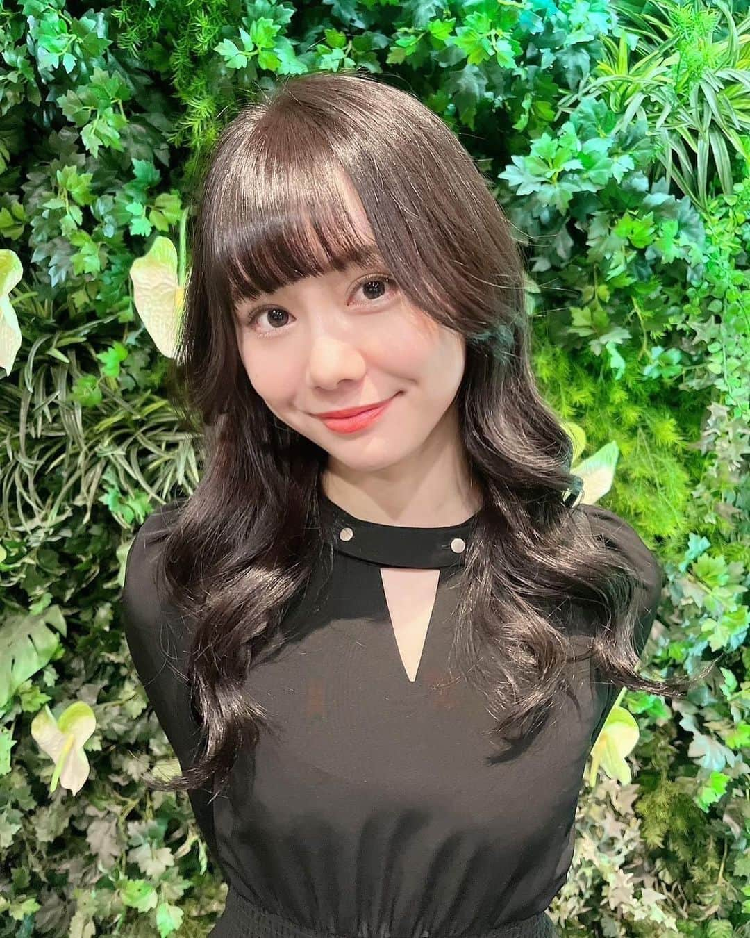 松本慈子さんのインスタグラム写真 - (松本慈子Instagram)「* 髪の毛暗くなりました🖤 大人っぽいワンピース着て 大好きな先輩プロデュースの指輪付けて みんなに可愛い！って言ってもらえて 幸せな週末でした☺️ 1〜3、4.5枚目は別日です！💦  #暗髪 #暗髪カラー #ヨシンモリ #韓国ヘア #韓国巻き #巻き髪 #グレージュ #アッシュカラー #redyazel #ワンピースコーデ #ワンピース #ブラックコーデ #infini8」10月22日 20時00分 - chikako_1119