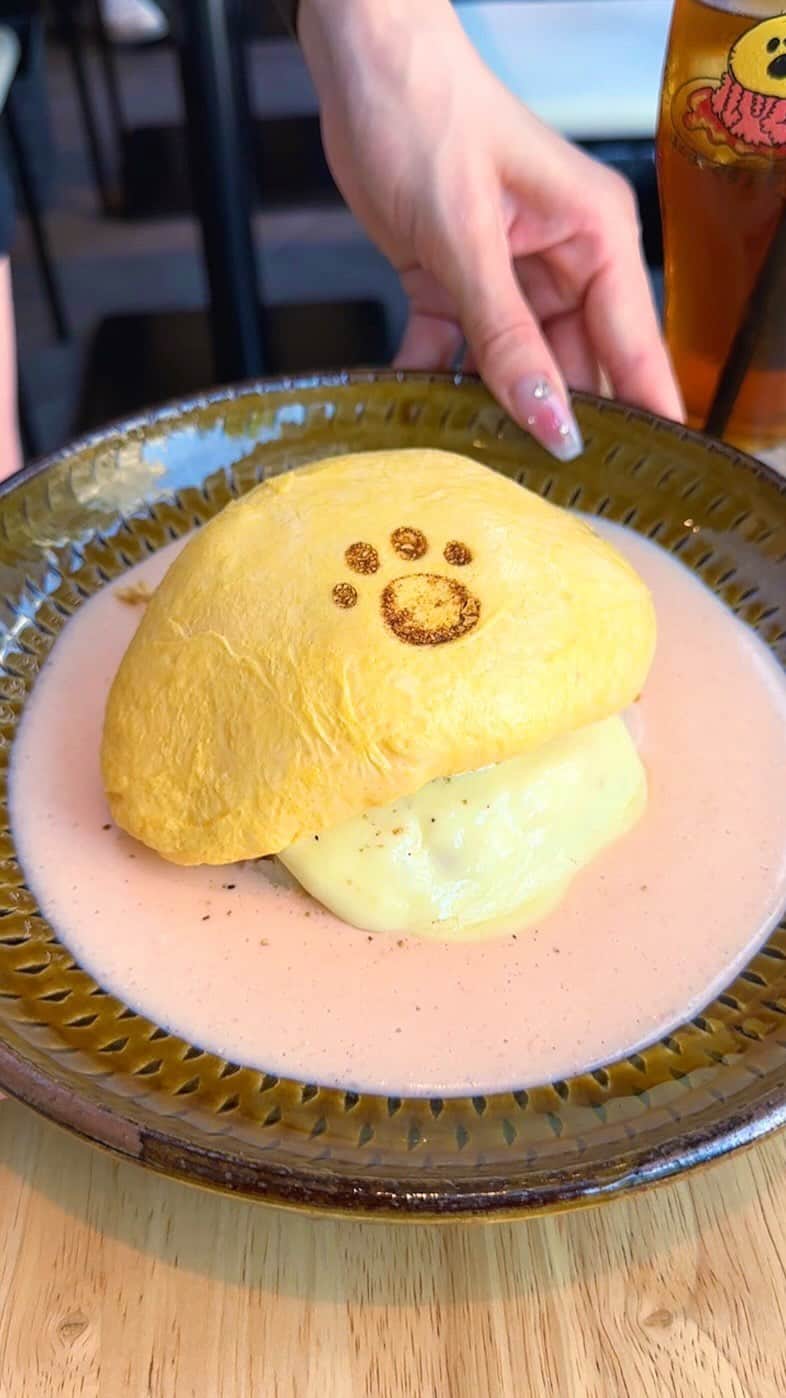 のインスタグラム：「🍳毎日行列ができるハンバーグオムライスのお店🍳 ㅤㅤㅤㅤㅤㅤㅤㅤㅤㅤㅤㅤㅤ 博多にあるいくらさん(@omurice_ikura_hakata)の 「ハンバーグオムライス」1600円 「チーズトッピング」200円 ㅤㅤㅤㅤㅤㅤㅤㅤㅤㅤㅤㅤㅤ 博多駅から徒歩6分のところにあるいくらさんは、行列のできるハンバーグとオムライスのお店！ ㅤㅤㅤㅤㅤㅤㅤㅤㅤㅤㅤㅤㅤ 今回は名物のハンバーグオムライスを注文🧀 ㅤㅤㅤㅤㅤㅤㅤㅤㅤㅤㅤㅤㅤ ハンバーグオムライスはソースをデミグラスと明太クリームの2種類から選ぶことができて、どちらもオムレツと特製ライスの間にハンバーグを挟んで提供してもらえます！ ㅤㅤㅤㅤㅤㅤㅤㅤㅤㅤㅤㅤㅤ 鉄板で作るオムレツは外側ふんわり中とろとろで、ナイフを入れるととろっと溢れるくらいの半熟具合！ ㅤㅤㅤㅤㅤㅤㅤㅤㅤㅤㅤㅤㅤ このオムレツが明太クリームソースと肉肉しいハンバーグと相性ばっちりでめちゃくちゃおいしかったです🤤🤤 ㅤㅤㅤㅤㅤㅤㅤㅤㅤㅤㅤㅤㅤ カウンター席に座るとオムレツやハンバーグを鉄板で作るところを目の前で見れるのも嬉しいポイント！ ㅤㅤㅤㅤㅤㅤㅤㅤㅤㅤㅤㅤㅤ 博多駅からも徒歩圏内にあるから福岡旅行に行った時はぜひここのオムライス食べてみてほしい🚄🛩 ㅤㅤㅤㅤㅤㅤㅤㅤㅤㅤㅤㅤㅤ おすすめ！！ ㅤㅤㅤㅤㅤㅤㅤㅤㅤㅤㅤㅤㅤ —————————————— 📍福岡県福岡市博多区博多駅前2-8-12 ⏰11:30〜15:00 17:00〜21:00 🛌不定休 🚃博多駅から徒歩6分 —————————————— #福岡グルメ #福岡カフェ #博多グルメ #博多カフェ #はんばーぐとおむらいすのお店いくら #オムライス #ハンバーグ #fukuoka #japan   #福岡ランチ #博多ランチ #福岡観光 #福岡旅行 #福岡 #博多 #カフェ巡り #カフェ好きな人と繋がりたい #ごはん記録 #おいしい #japantravel #japantrip #instafood #egg #cheese」