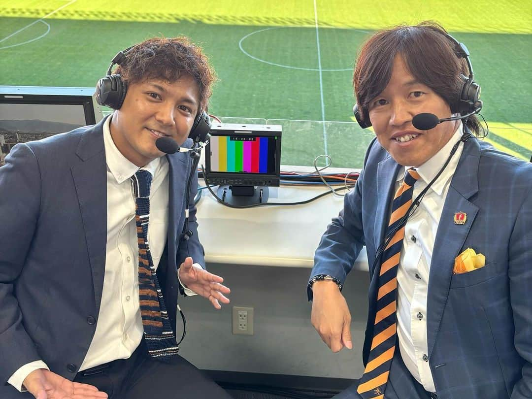 松山航大さんのインスタグラム写真 - (松山航大Instagram)「★ ⚽️明治安田生命J3リーグ AC長野パルセイロ×FC大阪 地上波の実況担当でした🎤 . 解説は、サッカー中継でお馴染み、長野パルセイロでもプレーした土橋宏由樹さん。 . 先週の「信州ダービー」の敗戦からプライドを取り戻すため、負けられない一戦でしたが、結果は0-2の敗戦。 . 悔しい気持ちでいっぱいです。 残り6試合。 ホーム戦はあと3試合です。 . 勝利を掴めるように、我々も力一杯後押ししたいと思います🔥 . #サッカー #J3 #長野パルセイロ #acnp #信州ダービー #松本山雅 #土橋宏由樹 #ボアルース長野 #長野放送 #アナウンサー #松山航大」10月22日 20時01分 - kodai_matsuyama