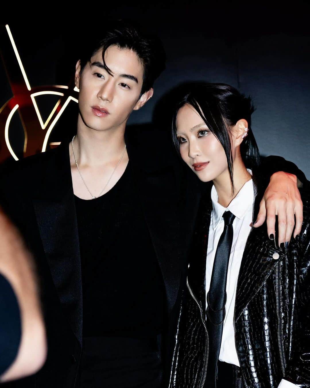 ソニアのインスタグラム：「Making his Mark in SG with @yslbeauty 🔥 @marktuan   Teleported back home to be with the YSL team, thank you for trusting me as your host! As with every #YSLbeauty event, it always turns into an epic party, and last night was off the charts 😮‍💨   Lots of love to my squad @benjioo @theisabellachan @nicolequek for the amazing work 🖤  #marktuan #got7 #yslbeautysg」