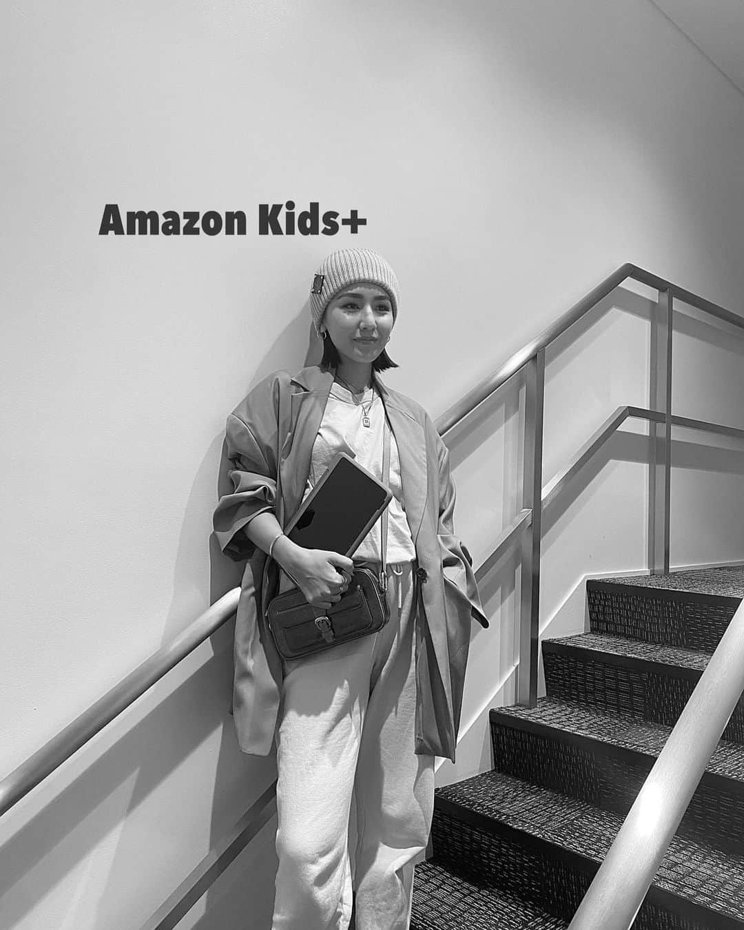 加藤澪さんのインスタグラム写真 - (加藤澪Instagram)「先日、Amazon Kids＋のアップデートと新製品Fire　HD 10 キッズモデルの先行体験会に行ってきました🤖✨  Amazon Kids+というのは、3歳〜12歳を対象としたタブレット学習教育のツールで、子供たちが楽しみながら学べるデジタルコンテンツが盛り沢山なサブスクリプションサービス。  明日10/18からは小学生向けの本・コンテンツが拡充され、新しいデバイスのFire HD 10 キッズプロが発売開始とのこと🖥️✨  日頃、子供にタブレットで見たり聴いたり、そういうことばかりやらせるのはどうなんだろう...と悩む方は少なくないと思うんです🥺  私もその1人だったけど、今日の体験会を通して思ったことは、自分が子供の時にタブレットなどで学ぶというツールがなかったからといって、今の時代にせっかく便利で楽しいツールがあるのにそれをダメなものと決めつけてしまうのって本当に勿体無いことだな！って思ったの🫶🏾✨  ゲストで登壇されていた小学校教論の正頭先生と謎解きクリエイターの松丸さんが言っていた数々の言葉がとても印象的で、タブレット学習教育というのは Amazon流エデュテインメント (Amazon Kids＋のコンテンツを通じて、学校だけでは学べない教育も含め子どもの興味・関心に合わせて楽しみながら学び、さらに子どもの「好き」を見つけて極めていくこと)  "楽しい"と思えることと出会うための入り口で、たくさんの選択肢を与えてあげることができ、入り口に入ったその先は本人の興味関心や自主性によって進められて行くから、とっても有効的な学習方法なんだなぁって思えたし、机に向かって紙とペンで勉強するよりも可能性が無限大だと確信した💭  大人でもそうだけど、興味あることや楽しいと思えることは自然と気になって調べたりするし、誰に何を言われなくても自ら知りたいって思うから、その感覚を子供達にもタブレット学習を通じて伝えて聞いと思う🫶🏾  結局最終的にはAmazon Kids+とFire HD 10 キッズプロめちゃめちゃ欲しくなっちゃった、というお話でした😚 @amazonfiretabletseriesjp . #PR #Amazon #AmazonKids #Amazon流エデュテインメント#タブレット学習#タブレット教育 #Fireキッズモデル#Fireタブレット#キッズタブレット#FireキッズモデルPro#Fireキッズモデルプロ」10月22日 20時07分 - miokato3306