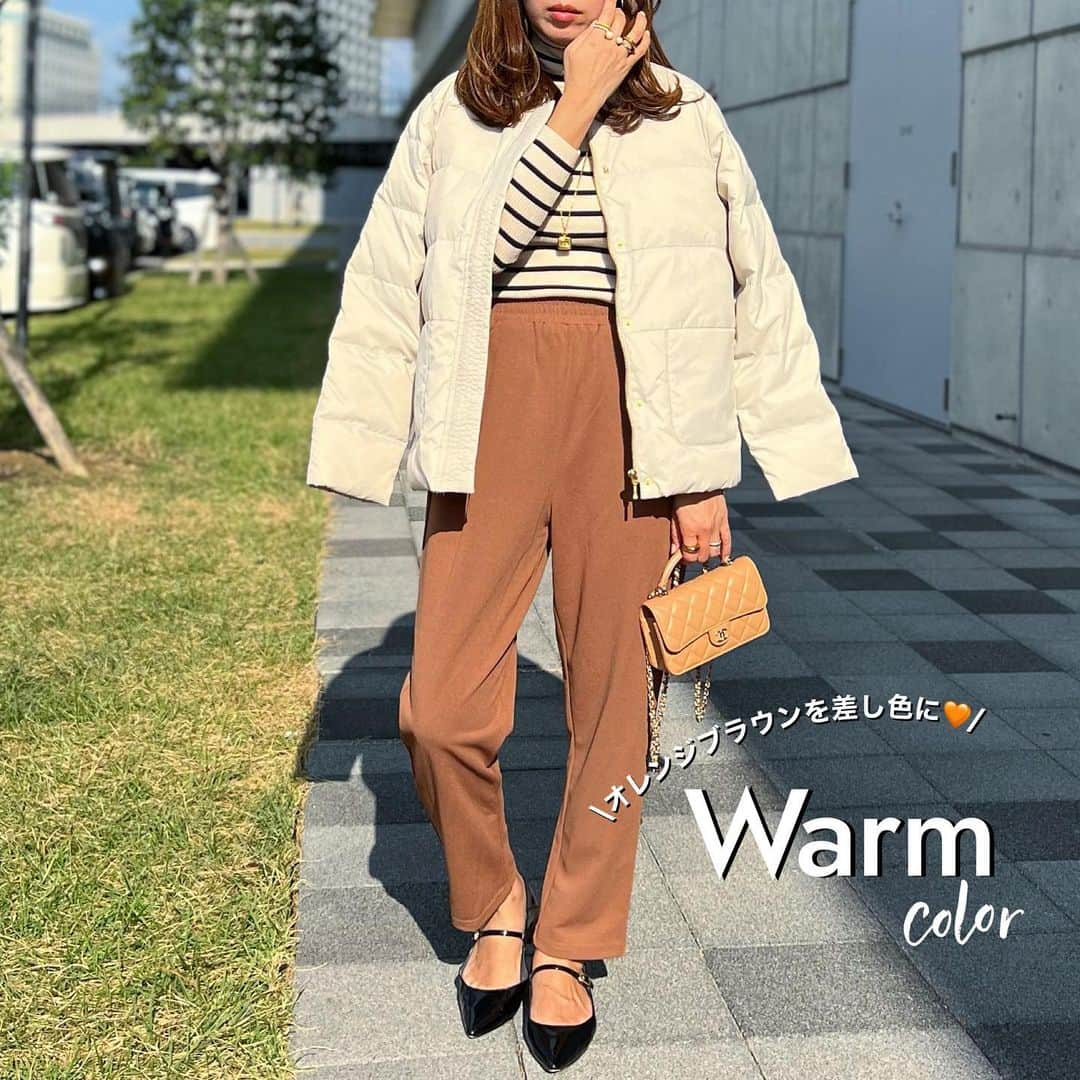 mario_dozonoさんのインスタグラム写真 - (mario_dozonoInstagram)「🩵🧡🩵🧡 COOL or WARM…✔️ * @kuih_store の新作で見つけたダウンジャケットで寒色暖色2コーデ着回し！ * 実はこのダウン、昨年 “今話題の商品をテストする” 女性誌『LDK』で、最高評価の総合評価 A＋、『Best buy』に選ばれた名品✨ * ノーカラーだから早い時期からカーディガン感覚で着れて、ジャケット丈だから着回し力も高し👍💕 動く度にちらっと見える裏地のカラーも可愛い🩵 * 去年色違いを買ったこのダウン、オンオフ選ばず着れてめちゃ便利だった🥰 * キャメルのパンツはダウンと同じクイのもの。 仕事にも家でくつろぐ時にもきれいにはける万能パンツ🧡 合わせたデニムはGUの #ミドルライズスリムアンクルジーンズ です👖 * * down jacket & pants… @kuih_store  (エアリーピュアダウンエッジステッチジャケット　 サークルストレッチテーパードパンツ) denim… #gu bag & shoes… #chanel * * * #kuih #クイ #kuihスト #kuihst #guコーデ #ジーユーコーデ #gu購入品 #ジーユー購入品 #ミドルライズスリムアンクルジーンズ #アラフォーママコーデ #シャネルバッグ #大人シンプルコーデ #シャネルシューズ #シャネルバレリーナ #大人カジュアルコーデ #大人シンプルコーデ #30代ファッション #40代ファッション #着回しコーデ #ダウンコーデ #ダウンジャケット」10月22日 20時09分 - mario_dozono