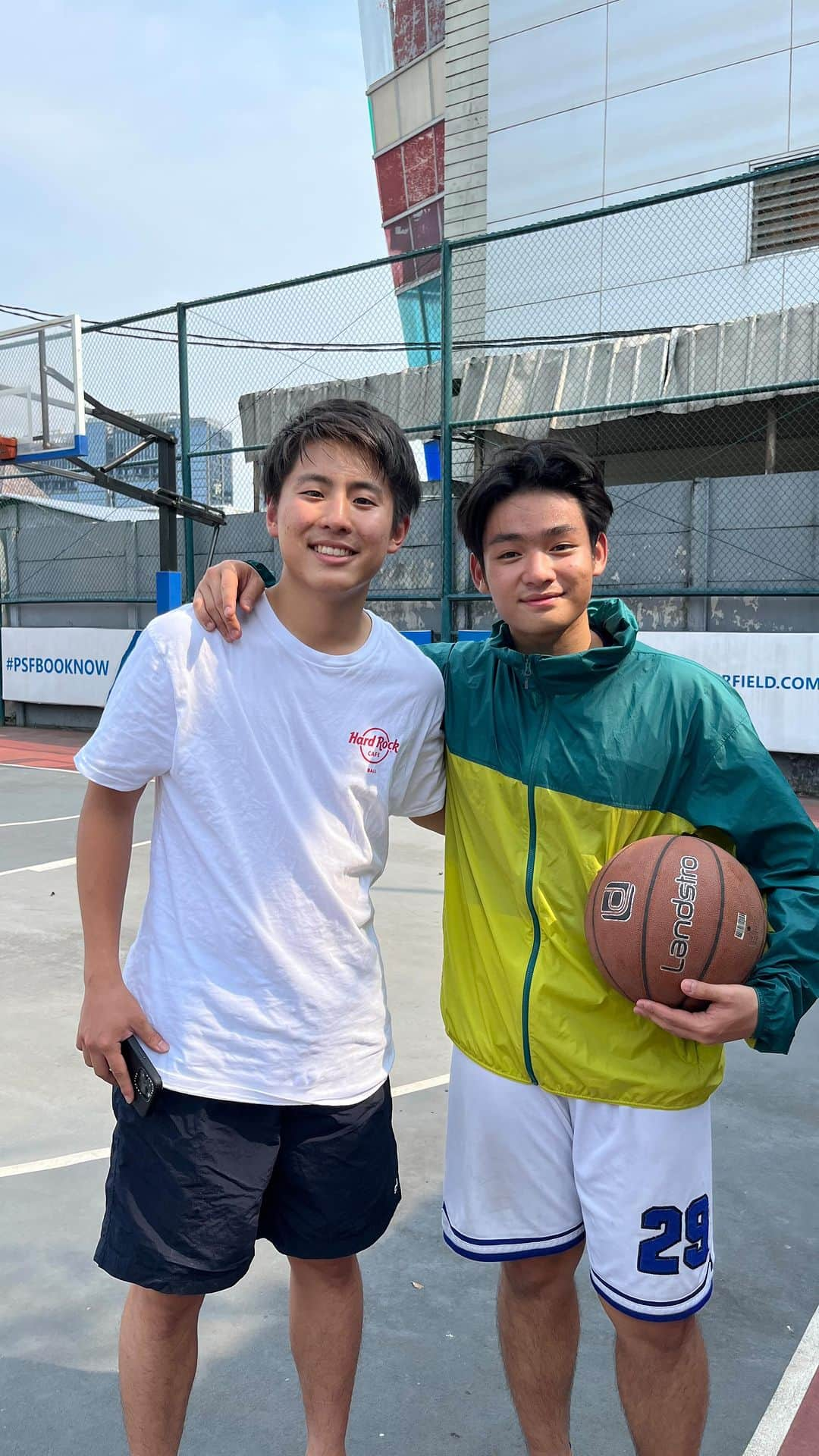 山下智央のインスタグラム：「Let's rematch soon😈🏀 simulasi kalau Jepang 🇯🇵 vs Belanda 🇳🇱 (main basket ya tapi) see you!」