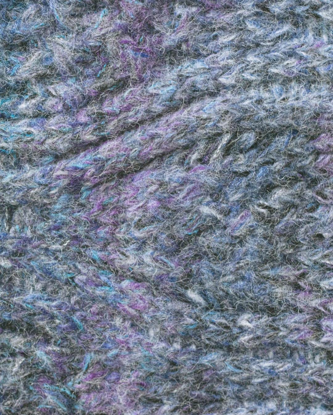M U R R A Lさんのインスタグラム写真 - (M U R R A LInstagram)「. 2023 Fall / Winter Collection " FRAGILE "  Hazy knit Cardigan  風に舞う粉雪。 霞んで見えたその光景の儚さと強さを絣糸を用いて表現。 配色の異なる2種類のかすり糸を用いる事で柄の表情に奥行きをもたせている。 3Gのざっくりとした編み地で編み立てられたカーディガンはカーブを描く編み地とフロントのダブルジップがアクセントに。 ジップの開閉によって様々なスタイリングに対応可能。」10月22日 20時12分 - murralofficial