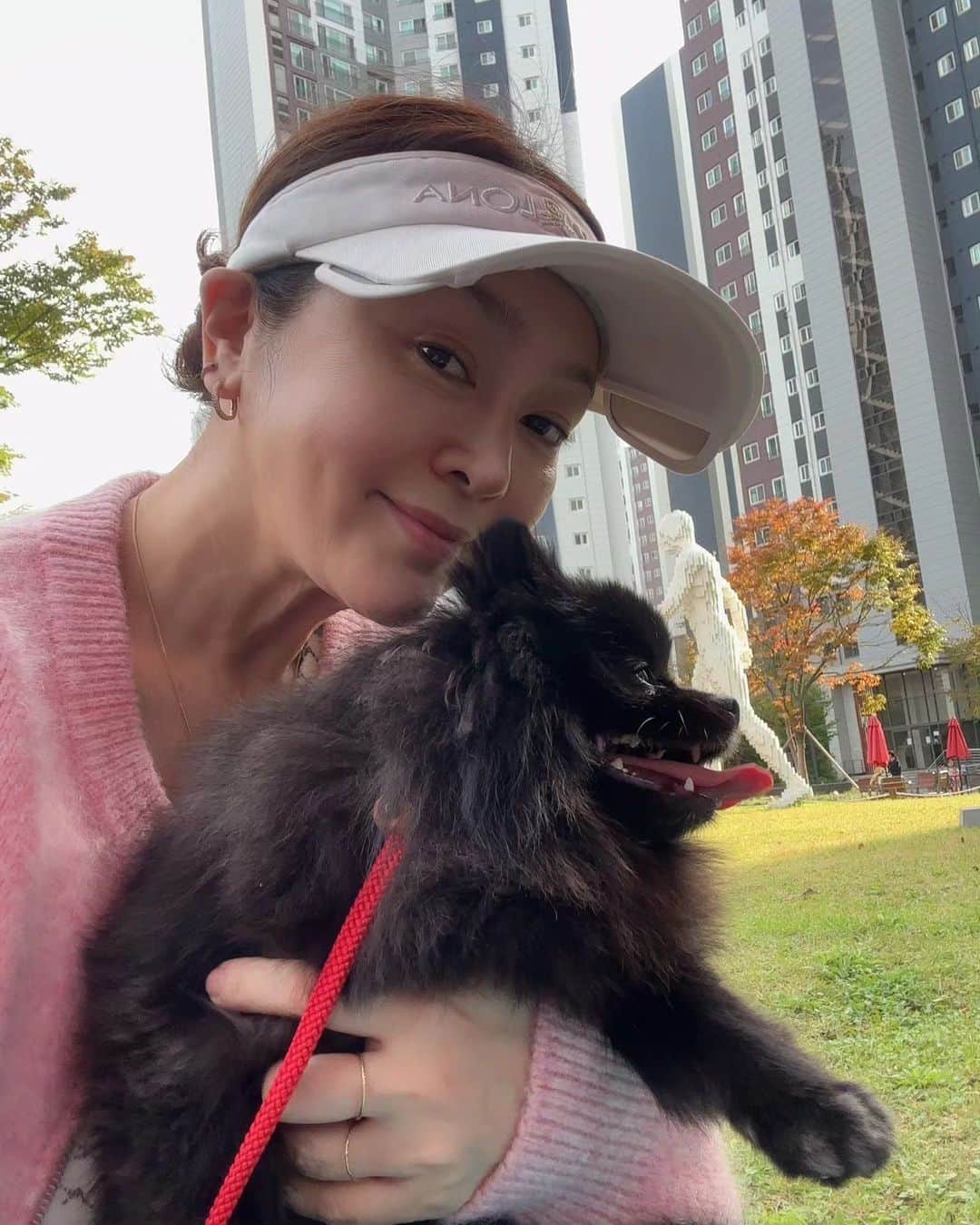 イ・スンヨンのインスタグラム：「홍제천 축제다녀오고 커뮤니티 코너에서 산책과 미팅과 담소를 한번에 😍😍 쁘리언니도 함께해주었어요 ~^^  홍제천 먹거리 축제중 대만음식코너 넘 새로웠구요 갑오징어튀김은 설밀나튀제한 제  규칙을 살짝 풀어줄만큼  넘나 매력있는 맛이었어요~!!!  올만에 삼남매 총출동  온도조절하기 어려운날씨에  정말 짱이었던 @superthingskr  슈띵 모헤어니트가디건  진짜👍👍👍👍👍 최고였음돠  컬러도 소재도 보온도 디자인도  다가오는추위에 웬만한 패딩이겨버리네요~~!👌👌🌟🌟🌟  오늘 자정까지입니다  슈띵은  @mago12_official 👉👉👉마고샵으로 놀러오세요🙏👍👌🌟❤️💕  #일요일이가고있어요 #휴일밤을알차게 #강남순꺄호😘😍💗」