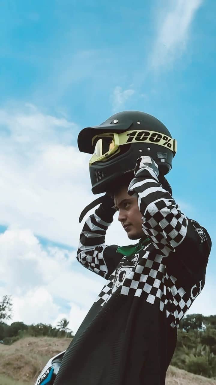 ジェームス・リードのインスタグラム：「ZERO THE SUGAR BUT 💯 THE BANGIS ⚡️  First time on the dirt track with the @club.makina boys 🤘🏻  Get ready to taste the same bangis as Mountain Dew but ZERO the sugar with the NEWEST Mountain Dew Zero.  #DewBangisNgZero」