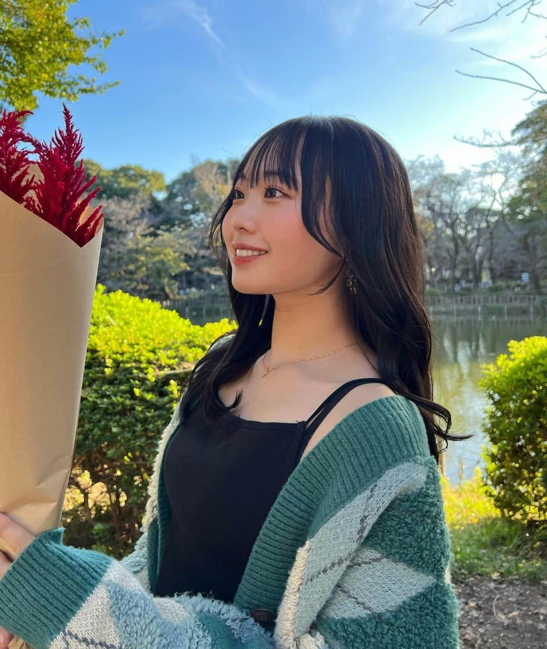 渡邊美華さんのインスタグラム写真 - (渡邊美華Instagram)「毎月お気に入りのお花を飾るようにしてるんだけど、今月は「ケイトウ」にした〜💐 お家にお花があるだけで雰囲気変わるよね🫶🏻 . . . . . . . . #ケイトウ #ケイトウの花 #ケイトウドライフラワー #お花のある暮らし #お花大好き #花言葉シリーズ #花言葉が素敵 #公園デート #公園少女 #大学生コーデ #大学生の日常 #大学生ファッション #大学生のくらし #丸顔メイク #丸顔女子 #童顔女子 #花束プレゼント #花束包装 #花束ありがとう」10月22日 20時13分 - mika_watanabe1215