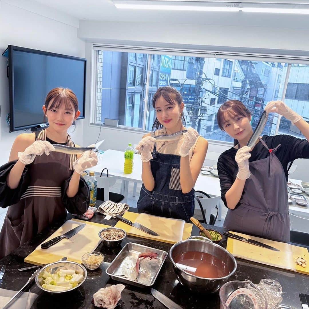 愛甲千笑美さんのインスタグラム写真 - (愛甲千笑美Instagram)「お料理教室にお邪魔したときの🥹  ・焼きネギ香る舞茸と秋刀魚の土鍋ご飯 ・海老蓮根挟み焼き干し椎茸銀餡がけ ・⻘梗菜としめじと揚げの山椒じゃこ含め煮 ・戻り鰹の漬けとあたり葱 ・里芋の簡単衣かつぎ  初めてさんまを捌きました🐠 こんなご飯毎日食べれたら 幸せすぎるよ、、😧  同世代で実はなかよしの3人 @miyukichan919 @ugakimisato.mg   わかりやすい説明 ありがとうございました♡ @chisa_tiara 先生」10月22日 20時14分 - chiemyyyyy