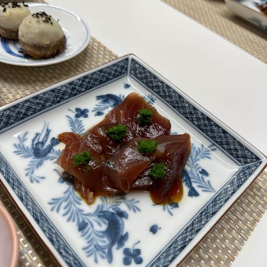 愛甲千笑美さんのインスタグラム写真 - (愛甲千笑美Instagram)「お料理教室にお邪魔したときの🥹  ・焼きネギ香る舞茸と秋刀魚の土鍋ご飯 ・海老蓮根挟み焼き干し椎茸銀餡がけ ・⻘梗菜としめじと揚げの山椒じゃこ含め煮 ・戻り鰹の漬けとあたり葱 ・里芋の簡単衣かつぎ  初めてさんまを捌きました🐠 こんなご飯毎日食べれたら 幸せすぎるよ、、😧  同世代で実はなかよしの3人 @miyukichan919 @ugakimisato.mg   わかりやすい説明 ありがとうございました♡ @chisa_tiara 先生」10月22日 20時14分 - chiemyyyyy