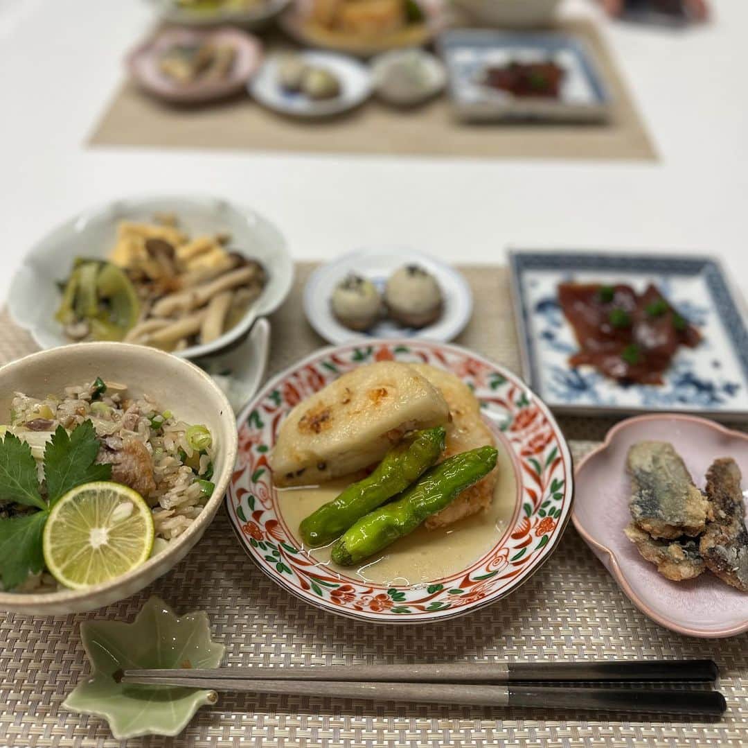 愛甲千笑美のインスタグラム：「お料理教室にお邪魔したときの🥹  ・焼きネギ香る舞茸と秋刀魚の土鍋ご飯 ・海老蓮根挟み焼き干し椎茸銀餡がけ ・⻘梗菜としめじと揚げの山椒じゃこ含め煮 ・戻り鰹の漬けとあたり葱 ・里芋の簡単衣かつぎ  初めてさんまを捌きました🐠 こんなご飯毎日食べれたら 幸せすぎるよ、、😧  同世代で実はなかよしの3人 @miyukichan919 @ugakimisato.mg   わかりやすい説明 ありがとうございました♡ @chisa_tiara 先生」