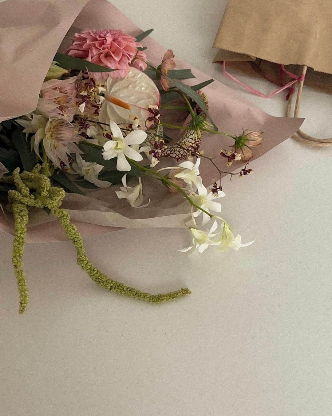 のインスタグラム：「まさに華の金曜日ってやつ〜過ごした奴〜❗️美味しいもの食べて、他愛のない話で盛り上がって、可愛すぎるお花もらって幸！でした🫤🤍  カムサハムニダですっ ㅤㅤㅤ明日からまだかんばーろー💌 ㅤㅤㅤㅤㅤㅤㅤㅤㅤㅤㅤㅤㅤ #10枚目は熱弁してるヨシミ氏」
