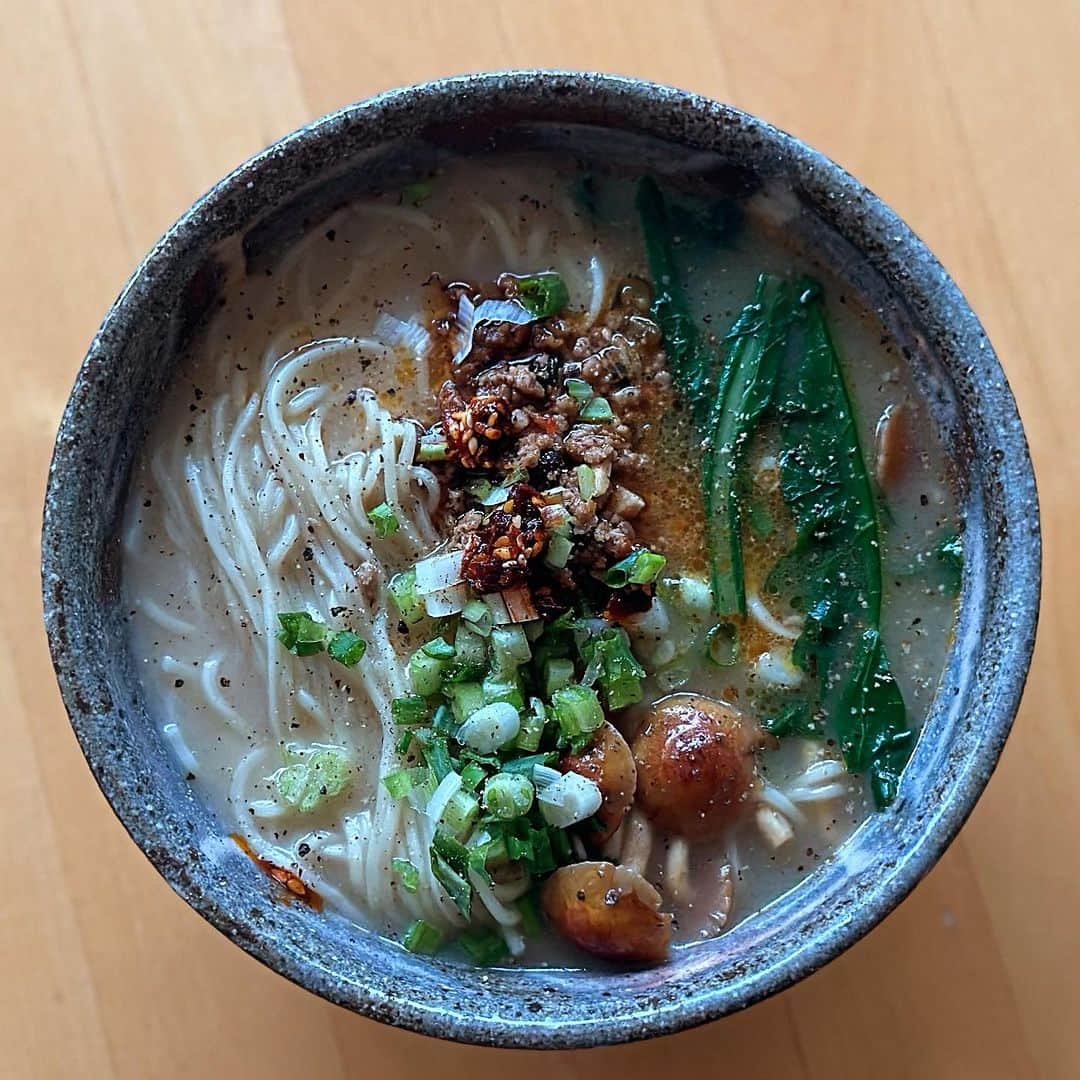 のインスタグラム：「Tonkotsu ramen with chestnut mushroom, spicy ground pork and fermented black bean , turnip green. 豚骨ラーメンに栗きのこ、辛い豚挽肉と豆じ、カブの葉を添えて。 Ramen bowl by @gillandotypottery」
