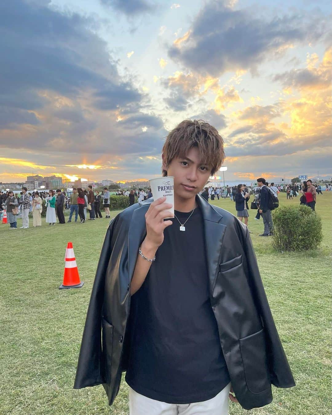 ハリューのインスタグラム：「🍺💛🍖 久しぶりのお祭り🪅 人多すぎたけど、めっちゃ楽しかった！  夕焼け綺麗っしょ🌆  #egg#エッグ#eggモデル #eggメンズモデル#俳優 #gal#ギャル#ぎゃう#ギャル男 #hryu#ハリュー#ハリュースタイル #おっはりゅー#はりゅー#はりゅスタ #メンズ#メンズモデル #ファッション#メンズファッション #コーデ#メンズコーデ #メンズヘア#ヘアスタイル #ヘアセット#メンズヘアセット #美容#メンズ美容」