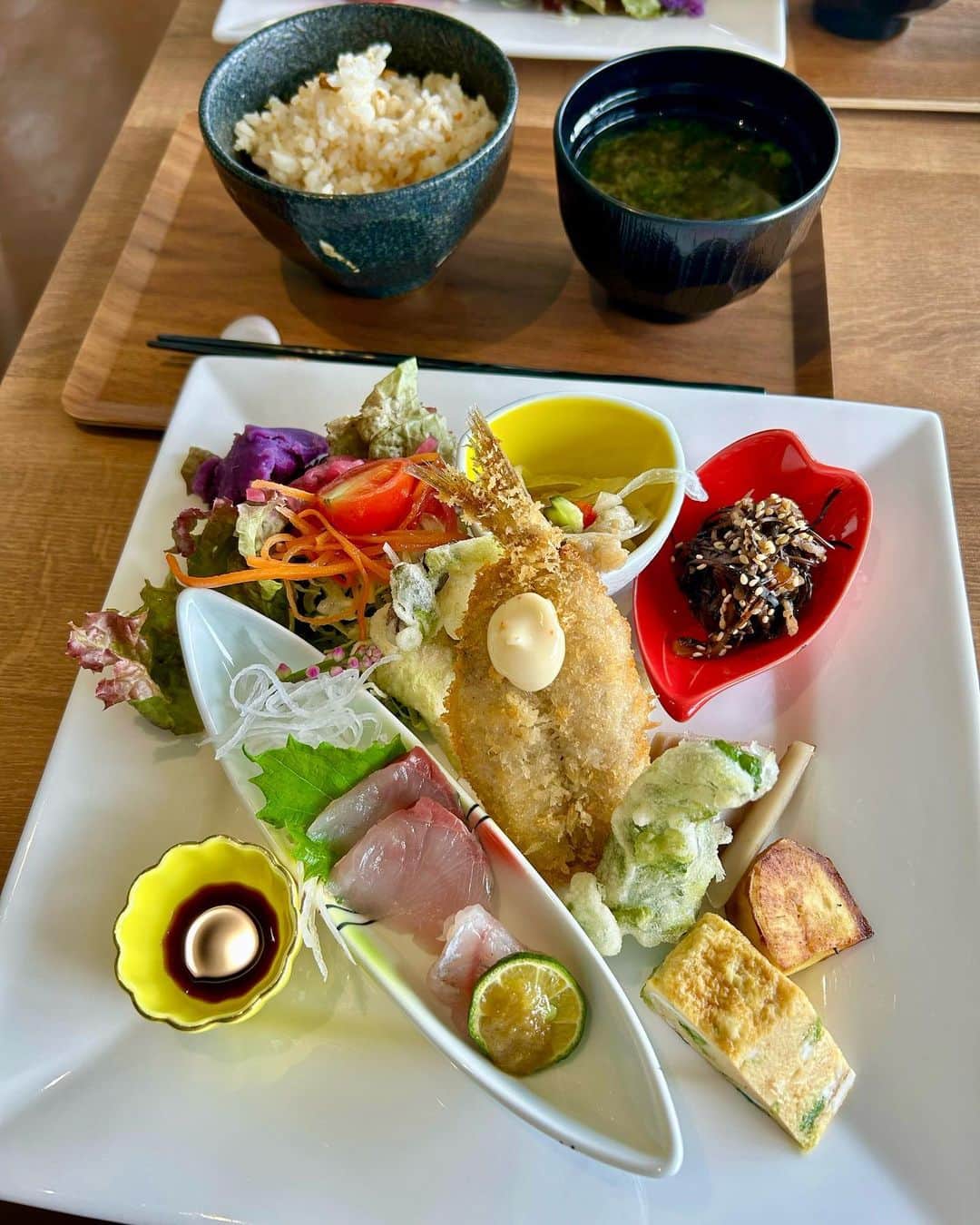 阪本智子さんのインスタグラム写真 - (阪本智子Instagram)「🍽♡  とっても自分好みだった鳥羽市相差町のランチ‎‎🤍  魚と野菜が食べられるの最高🥹✨  【WOEプロジェクト2023イン鳥羽】に参加された皆さんお疲れ様でした！ とっても楽しいイベントでした😍  またInstagramかきますね♪  #鳥羽グルメ #鳥羽ランチ」10月22日 20時18分 - tomoko_sakamoto423