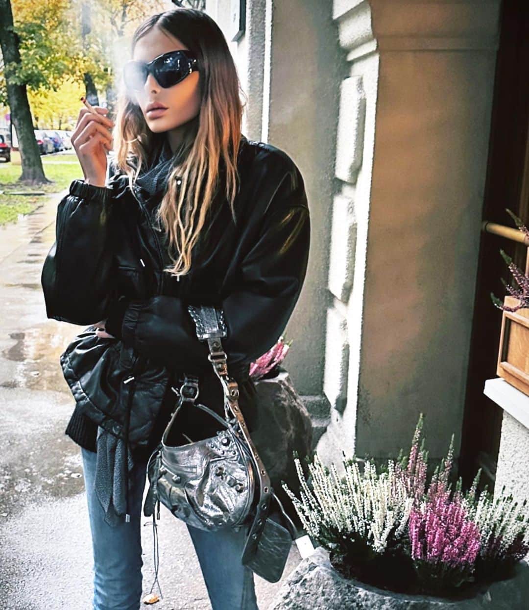 スネジャナ・オノプカのインスタグラム：「‘Fashion is not about clothes,it’s about a look ‘🖤🖤🖤」