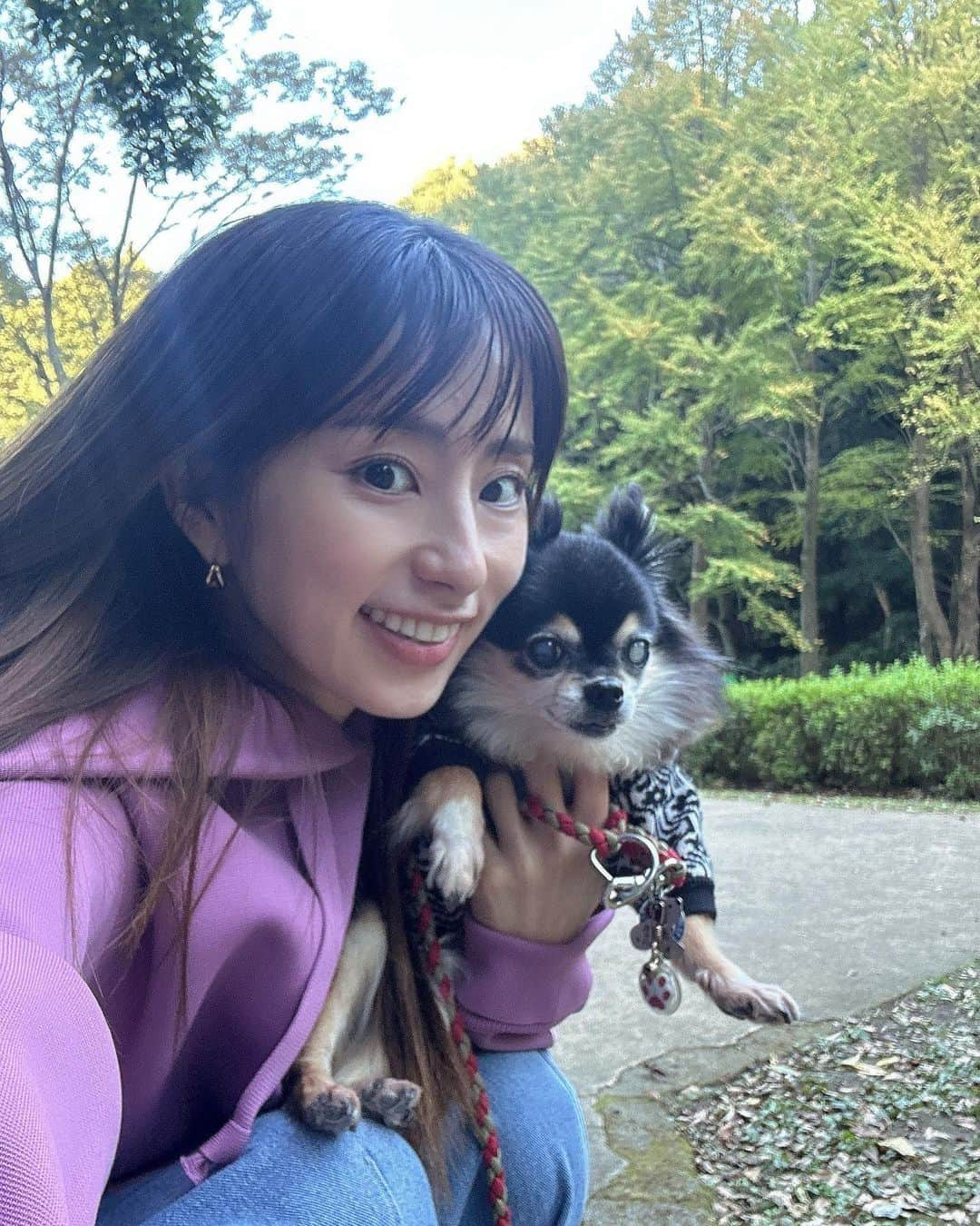 前田ゆうのインスタグラム：「きょうは東高根森林公園に🐶のお散歩へ🚶‍♀️✨ 緑がたくさんあって川がながれてたり子ども広場だったりで気持ちよくゆっくりお散歩できました＾＾わんちゃんのお散歩してる人もおおかった🤍🐶✨ いまにもトトロがでてきそうな木のトンネルもあったよ😁 葉っぱも秋になりつつありますね😄  久しぶりのインスタライブもありがとうございました😊 来月のイベントもたのしみになってきたー✨🫶 https://t.livepocket.jp/e/kekkeakachan5 1１月５日ぜひあそびにきてね(^^)   しかし今日のまつ毛の上がりも👁 @lovecurl.sancha さんのおかげでくるりんとしてて楽ちんメイクです🥳 ラブカールさんいつも神マツゲにしていただきありがとうございます🥳✨👁」