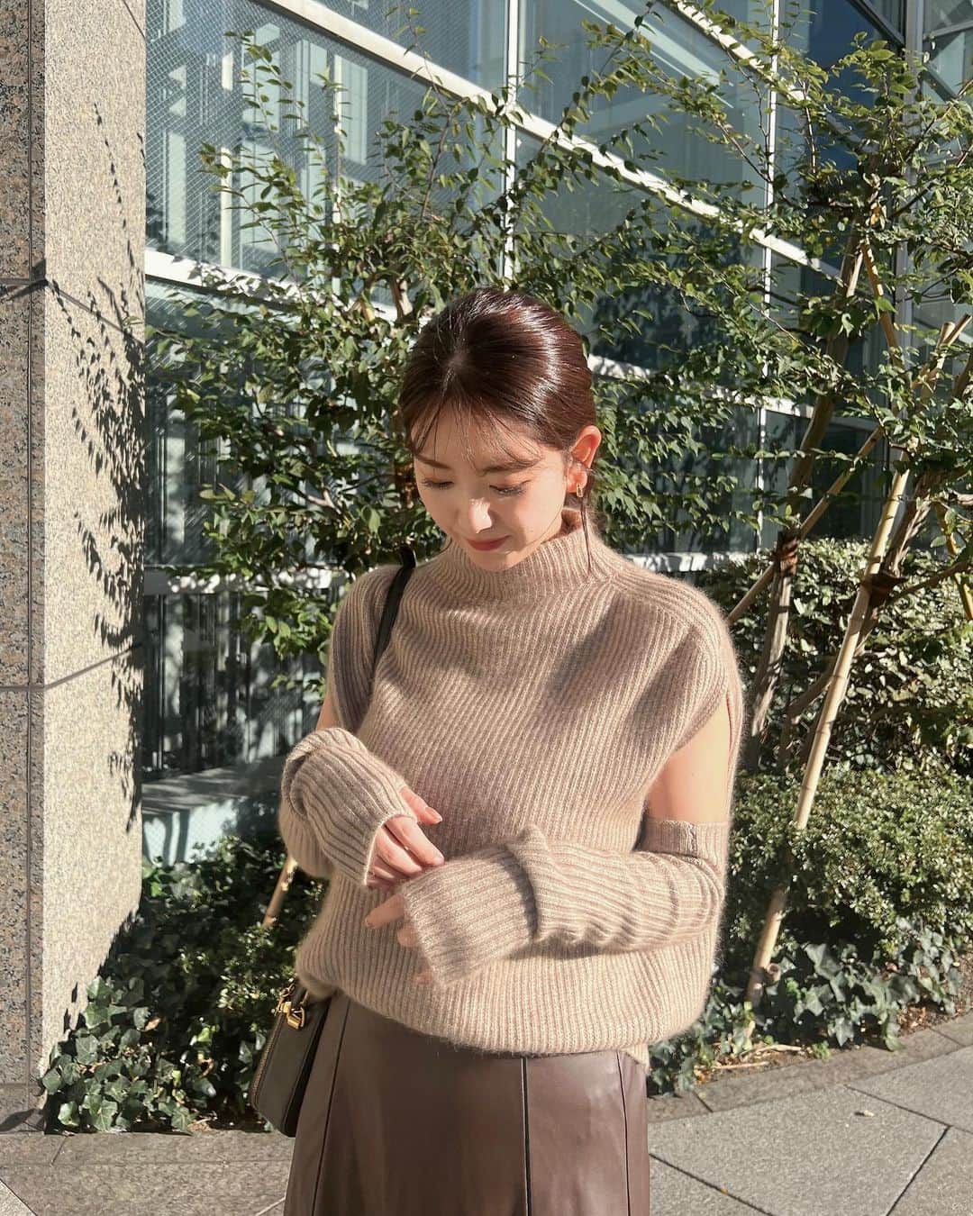 渡邉優のインスタグラム：「ニットだけで歩けて嬉しい季節🍂🤎 今年の服も淡色ばっかり✌️笑  #anuans #ニット #秋服 #秋服コーデ #GRL #プチプラ #イエベ春 #淡色コーデ #淡色」