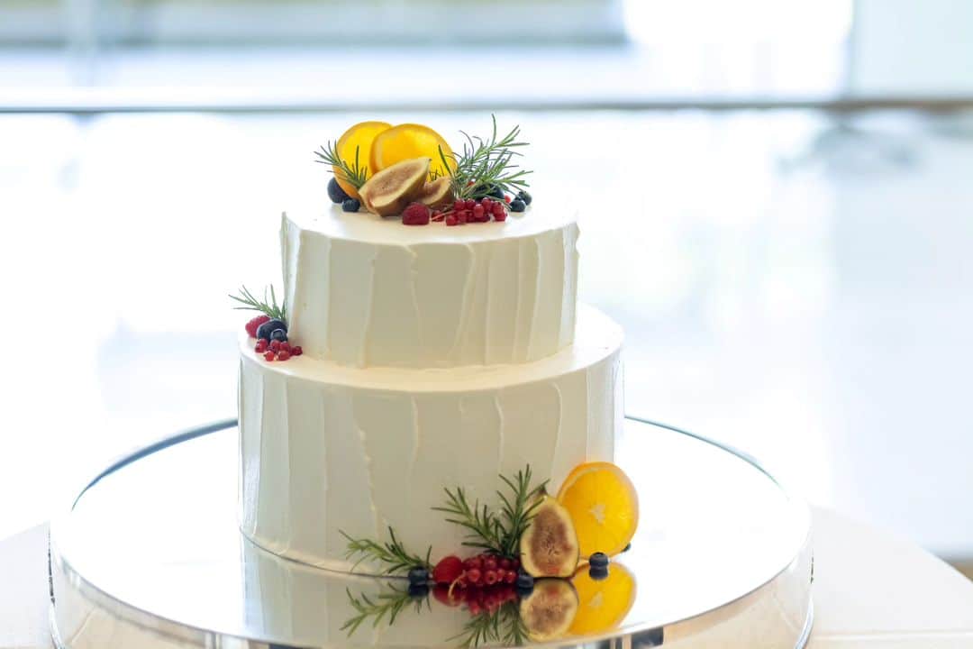 のインスタグラム：「@geihinkan1970  wedding cake...  ✼••┈┈┈┈┈┈┈┈┈┈┈┈┈┈┈┈┈┈••✼   1日2組限定の贅沢✨ 大阪万博で世界中の国賓をもてなした本物の迎賓館  都心から少し足を延ばすと 8万坪の緑が広がる圧倒的な開放感𓂃｡:*  四季折々の美食をお贈りします𓍯  ご試食つきブライダルフェアのご予約は DMからも承っております◎  ✼••┈┈┈┈┈┈┈┈┈┈┈┈┈┈┈┈┈┈••✼  #最高のおもてなしの舞台 #迎賓館 #ghk花嫁 #結婚式 #wedding #ウェディング #ウェディングケーキ #プレ花嫁 #結婚式準備」