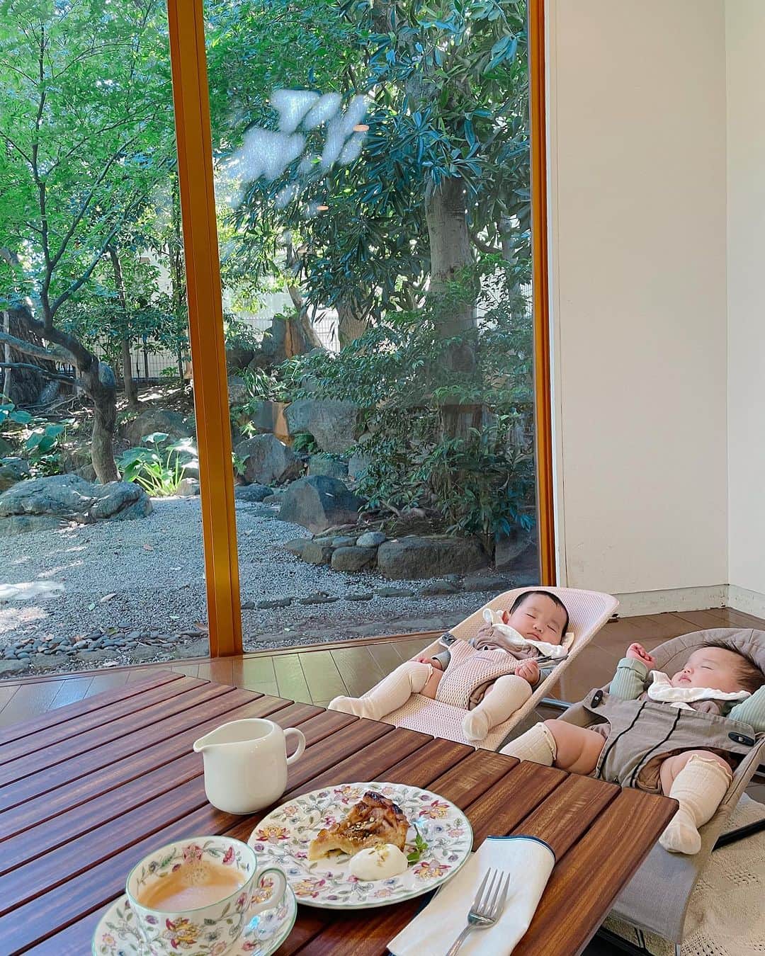 美甘子さんのインスタグラム写真 - (美甘子Instagram)「今日は素敵な古民家サロンで開催されたミンナトリエのランチ会に参加しました。素敵な日本庭園を眺められる広い空間で子どもを見守ってもらえて、ゆっくり美味しいランチが食べられました☺️ゆうピーはるピーは見守りスタッフさんやママさん達に抱っこしてもらって、嬉しそうでした。お昼寝もしてくれて良かった。おもちゃや絵本、バウンサーも用意してくださっていて、他のパパママとも交流できて、チリコンカルネや、いちじくのタルト、デカフェのコーヒーも本当に美味しかったです。 この素敵な空間でヨガもやっているので、（しかも子どもの見守り付き）今度はヨガにも来たいと思いました☺️  #ミンナトリエ」10月22日 20時21分 - rekish_mikako