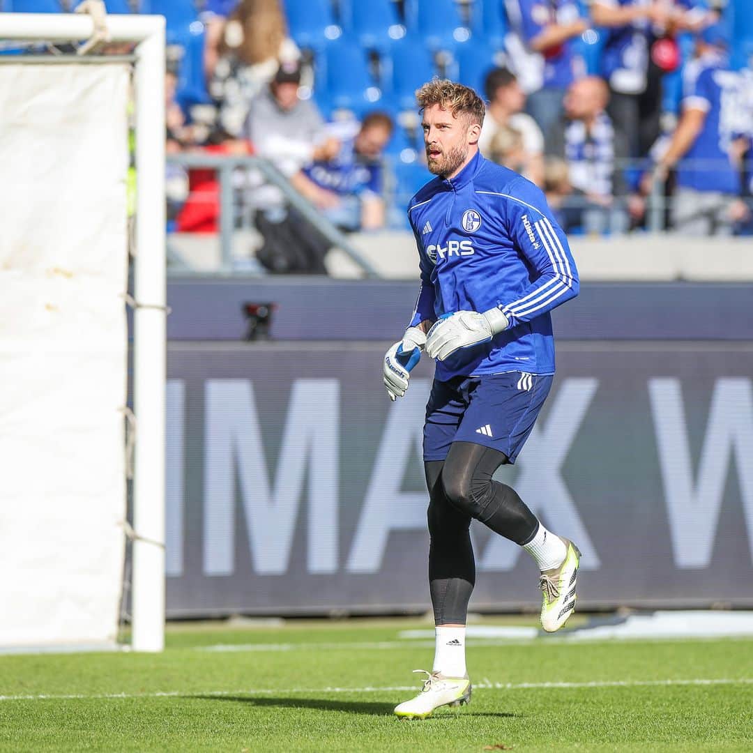 シャルケ04のインスタグラム：「📣 S 📣 C 📣 H 📣 A 📣 L 📣 K 📣 E . . #Schalke #S04 #Matchday #Football #Soccer #Fußball #Futbol #Knappen #EinLebenLang #🔵⚪️」
