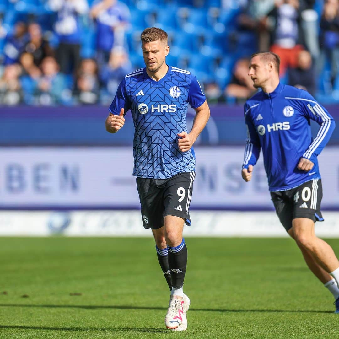 シャルケ04さんのインスタグラム写真 - (シャルケ04Instagram)「📣 S 📣 C 📣 H 📣 A 📣 L 📣 K 📣 E . . #Schalke #S04 #Matchday #Football #Soccer #Fußball #Futbol #Knappen #EinLebenLang #🔵⚪️」10月22日 20時21分 - s04