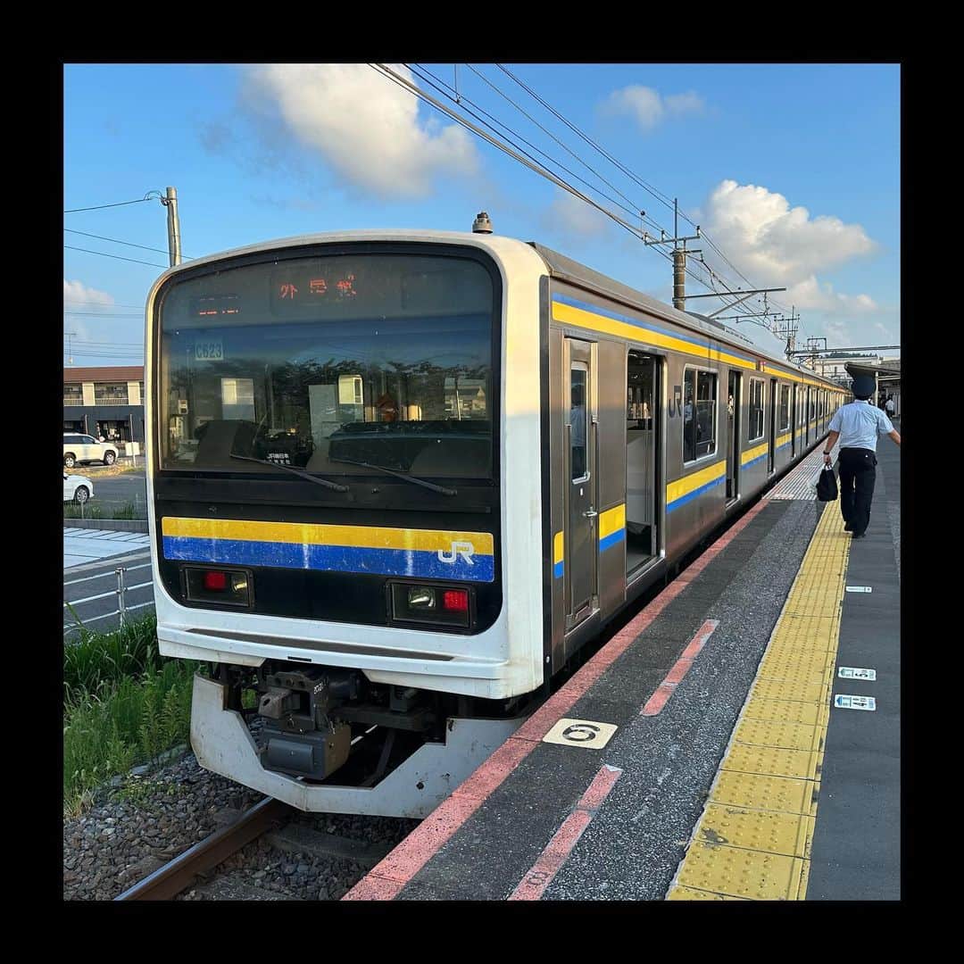 伊藤壮吾のインスタグラム：「#今日の鉄道 1205番線 取材を終えて、大原から外房線に乗車。 一宮町納涼花火大会にあわせた臨時列車の上総一ノ宮ゆき。 いすみ鉄道に乗車した様子が掲載されている鉄道ダイヤ情報12月号、発売中です！」