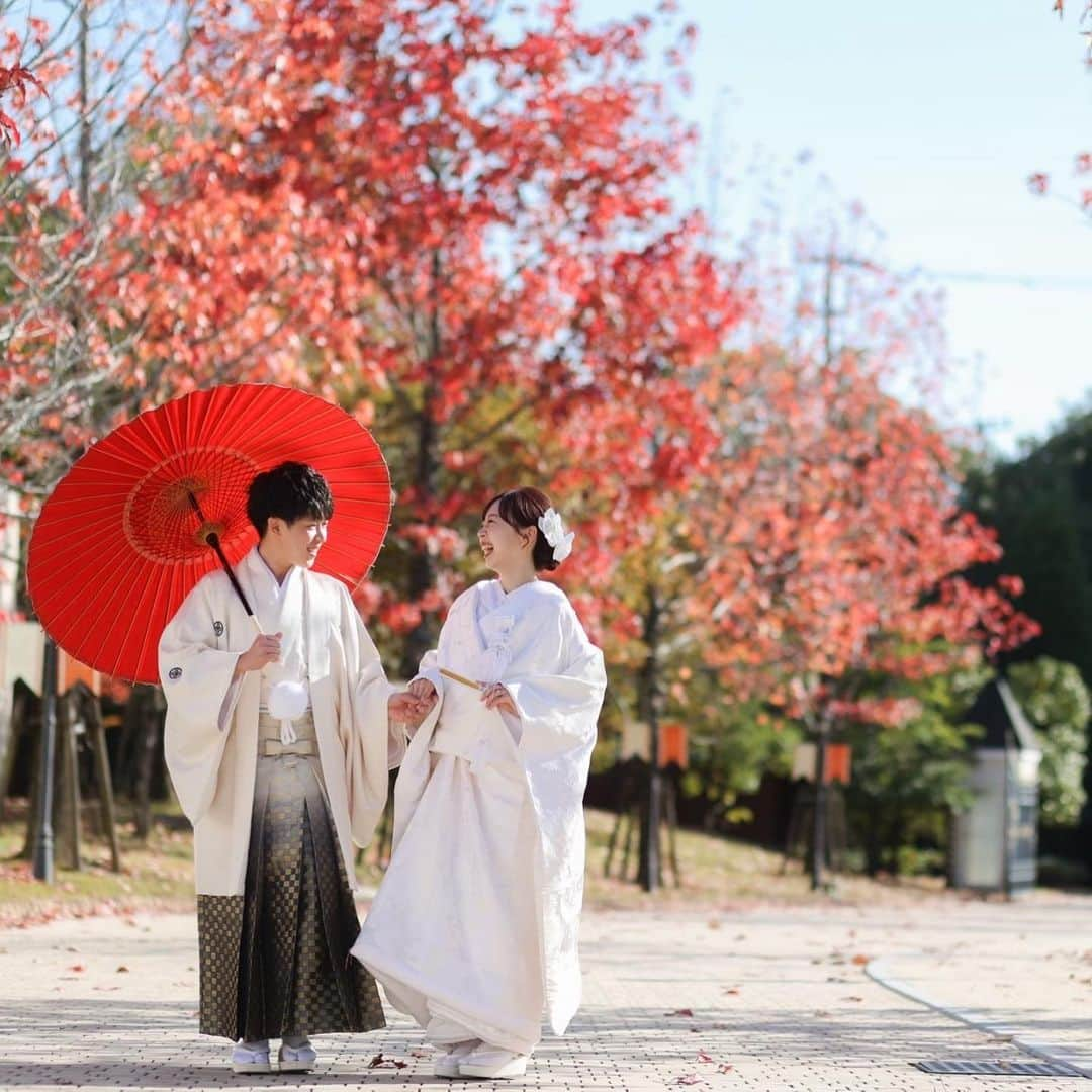 ララシャンス迎賓館　大分のインスタグラム：「・  @lalachance_oita   秋のララシャンスです🍁✨  -----------------------------  【✨ブライダルフェア開催中✨】  気になる方はプロフィールTOPのリンクから公式HPでご予約お願いいたします😊✨  #lalachance #ララ嫁 #ララ嫁さんと繋がりたい  #大分結婚式 #ララシャンス迎賓館 #ウェディングドレス　 #カラードレス #タキシード #和装 #前撮り #ウェディングフォト #紅葉 #並木道」