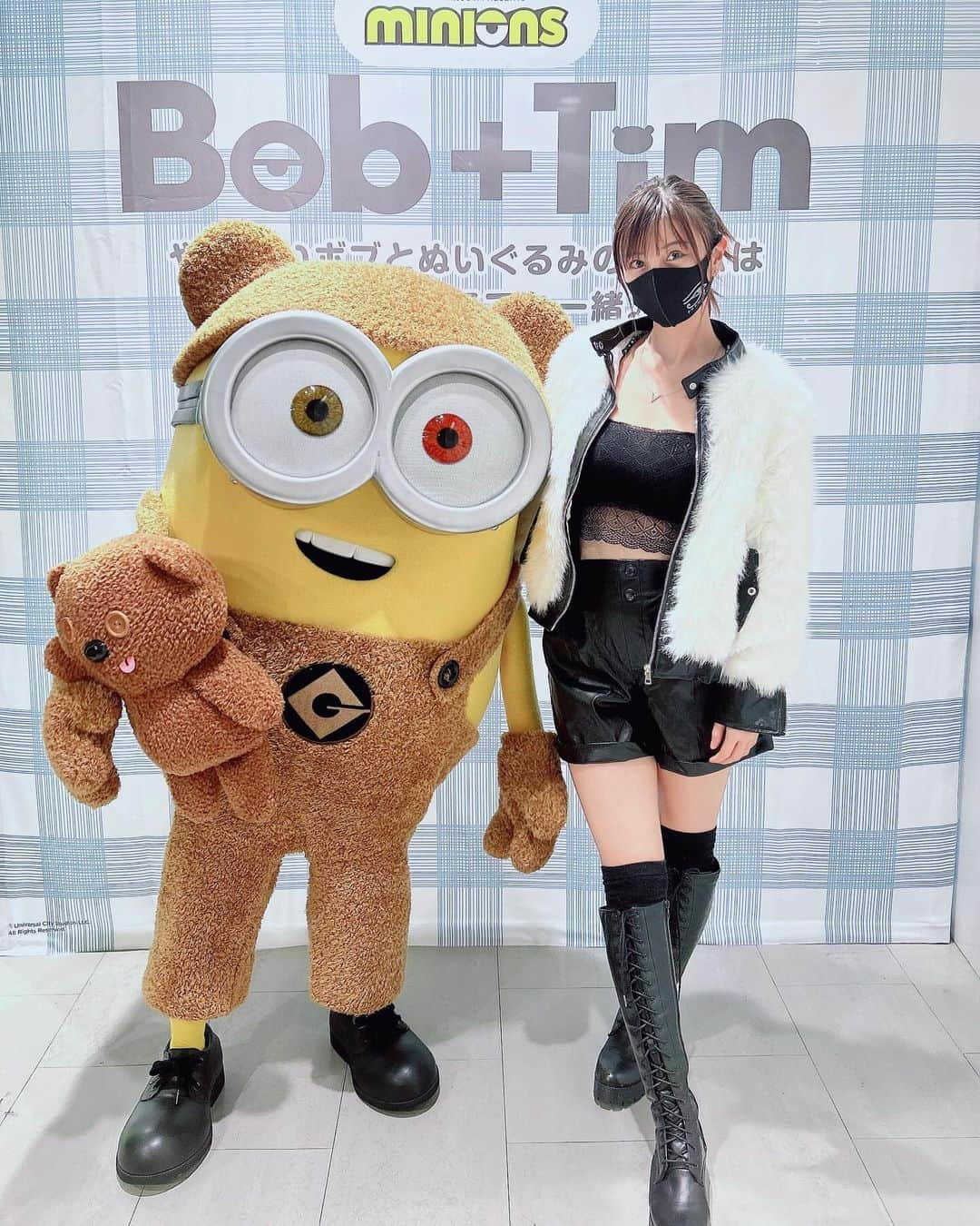 satomiのインスタグラム：「🚃🐻🇺🇸 ・  今日はミニオンに会いに渋谷へ🫧 「Bob+Tim」が写真撮ってくれた🐻 ・ グッズもめちゃくちゃ可愛くて 欲しくなりました☕️ ・ 意外と美脚なミニオンズ笑😆 ・  渋谷以外に10/28(土)10:00～19:00　名古屋、栄地下街「大同特殊鋼Phenixスクエア」でも開催するよー👏 ・ https://minions.jp/products/news/index.html#20231020  @minion_officialjp #ミニオン #ボブティム #ミニオンズ  #ミニオングッズ  #ミニオンとの思い出 #渋谷イベント #渋谷 #渋谷グルメ #渋谷ランチ #渋谷109 #渋谷カフェ」