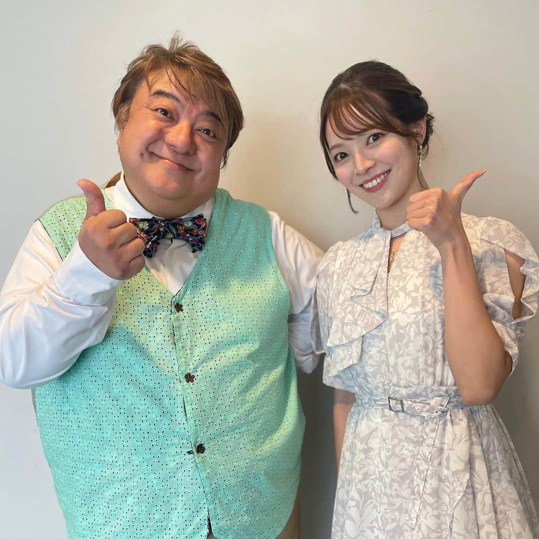 三宅絹紗のインスタグラム：「🌾 きのうのサタファンのゲスト、 彦摩呂さんと🌈 いつも本当に優しくて盛り上げてくださり本当に感謝です🫶  番組で紹介した銀河のしずくの新米、とーっても美味しそうだったので ちゃっかり購入！笑　食べるのが楽しみだ〜🍚  何を合わせて食べようかな💭🤔  #食リポ の神様#彦摩呂 さん#サタファン#サタデーファンキーズ#銀河のしずく#ぐーうま#いわて#めんこいテレビ#三宅絹紗」