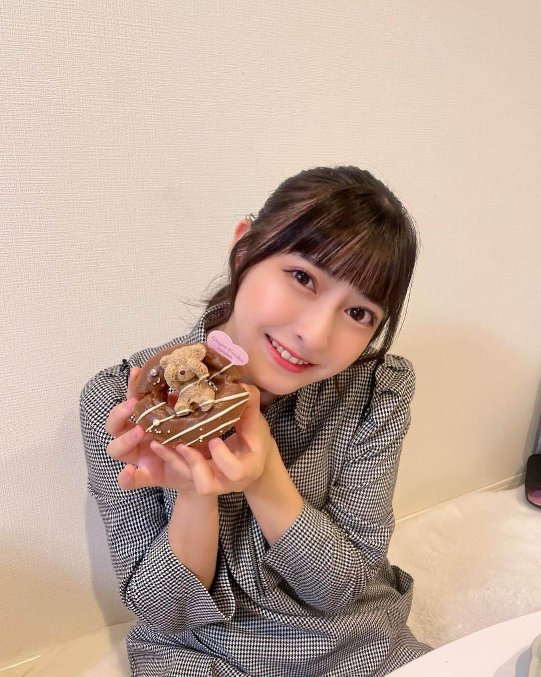 竹内月音のインスタグラム：「お姉ちゃんが買ってきてくれた熊さんのドーナツ！！🍩🍩🍴 ドーナツ大好きなんだーみんな何ドーナツが好き？  月音はポン・デ・リングとチュロスみたいなやつ！」