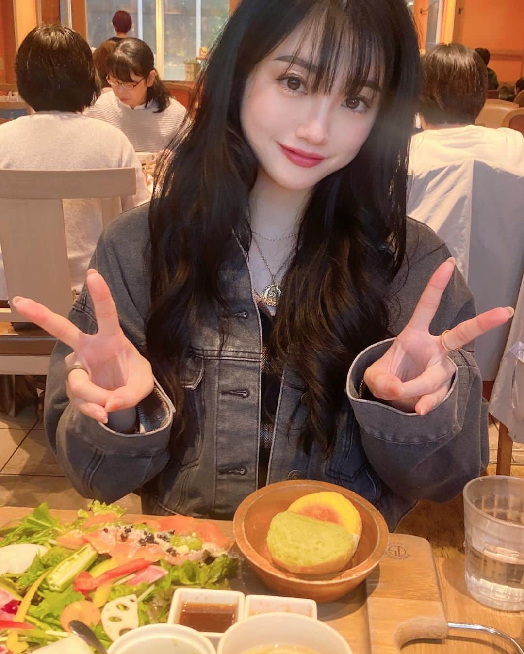 小寺真理のインスタグラム：「✌️✌️」