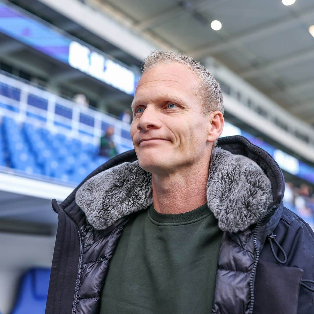 シャルケ04のインスタグラム：「Viel Erfolg, Coach! ✊🏽 . . #Schalke #S04 #Matchday #Football #Soccer #Fußball #Futbol #Knappen #EinLebenLang #🔵⚪️」