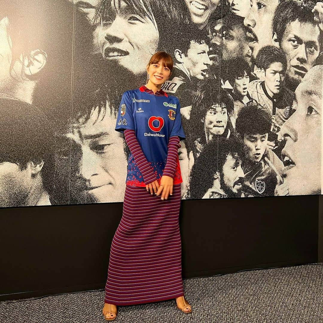 三谷紬さんのインスタグラム写真 - (三谷紬Instagram)「💙❤️ #奈良クラブ 🦌‼︎ 青と赤のユニフォーム。 見えにくいですが赤い柄は サポーターの影のような柄。 チームとサポーターが一体になる！という意味が 込められているみたいです🥺🫶 * #soccer#football#サッカー#ｊリーグ#jリーグ#jleague#j#league#ユニフォーム#ユニフォーム女子#uniform#赤#青#サポーター#柄#奈良#nara#ラブjリーグ#love#テレビ朝日#アナウンサー#三谷紬」10月22日 20時26分 - mitani_tsumugi