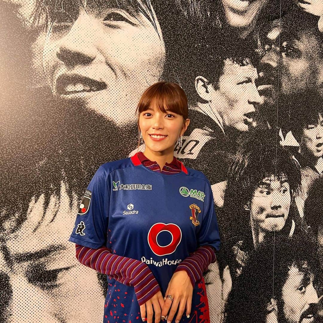 三谷紬さんのインスタグラム写真 - (三谷紬Instagram)「💙❤️ #奈良クラブ 🦌‼︎ 青と赤のユニフォーム。 見えにくいですが赤い柄は サポーターの影のような柄。 チームとサポーターが一体になる！という意味が 込められているみたいです🥺🫶 * #soccer#football#サッカー#ｊリーグ#jリーグ#jleague#j#league#ユニフォーム#ユニフォーム女子#uniform#赤#青#サポーター#柄#奈良#nara#ラブjリーグ#love#テレビ朝日#アナウンサー#三谷紬」10月22日 20時26分 - mitani_tsumugi