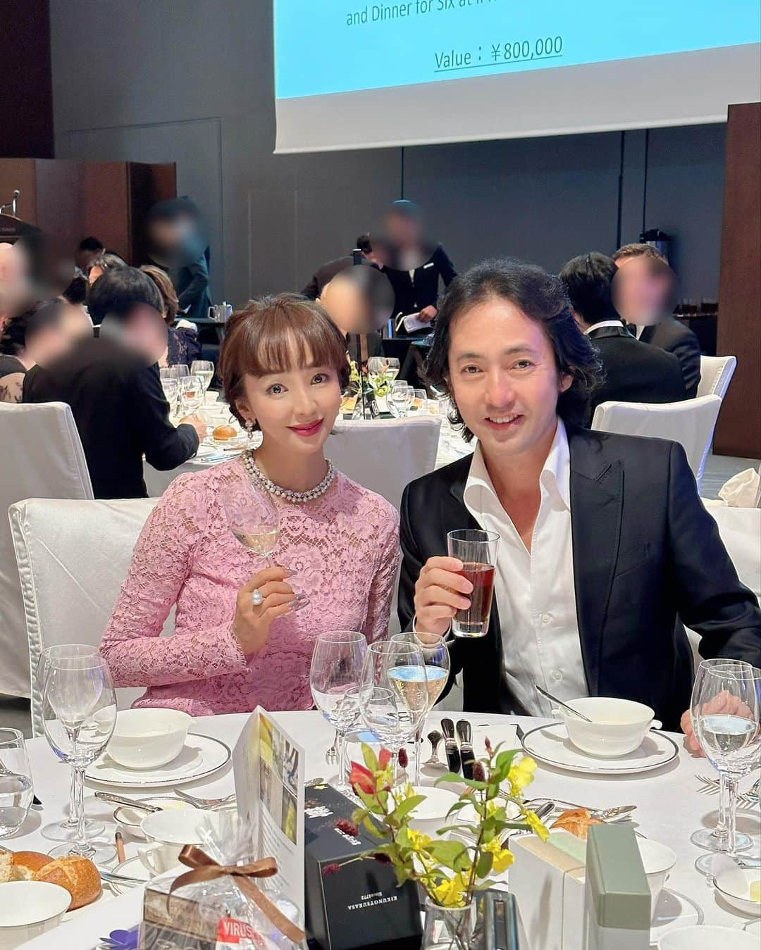 神田うのさんのインスタグラム写真 - (神田うのInstagram)「毎年恒例のとあるチャリティーパーティーに今年も出席致しました☺️  1枚目、セインちゃん💕とはかれこれ10代の頃から30年❣️ 数年前からこちらのパーティーのメインMCになって嬉しい限り🥰 セインちゃん💕良い感じ〜🤣 安心しかない😊❣️  2枚目は公私共に家族で仲良くさせて頂いているアッキーパパさん💕 ご本人は皆様ご存知のテノール歌手秋川雅史さんですが若手ピアニスト秋川風雅君（息子さん）とは娘共々もっと仲が良いですよ〜🤣www 情熱的な若手ピアニストで本当に素晴らしいんですよ😘 @fuga.akikawa0809   4枚目はお嬢様も芸術家として素晴らしい才能をお持ちの美人ヴァイオリニストの川井郁子さん💕と @ikukokawai_vn   そして初めてお会いした、藤舎流笛方、藤舎推峰（とうしゃ・すいほう）さん💕と☺️ @toshasuiho   『音』の芸術家に囲まれた楽しいお時間でした☺️ ありがとうございました☺️🥂  #毎年恒例#チャリティーパーティー#チャリティーガラ#チャリティーガラ#ガラパーティー#テノール歌手#秋川雅史 さん#ヴァイオリニスト#川井郁子 さん#藤舎推峰 さん#セインカミュ  さん#パレスホテル東京#パレスホテル#神田うの#unokanda」10月22日 20時28分 - unokandaofficial