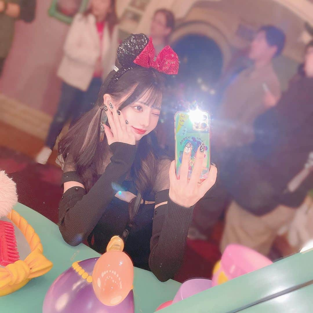 米倉みゆさんのインスタグラム写真 - (米倉みゆInstagram)「ハロウィンのディズニーすき🎃 USJのホラーナイト行きたいな～✨ . . . . . #ディズニー  #ディズニーコーデ  #ディズニーランド  #ディズニーグッズ  #ディズニー写真部  #ディズニーハロウィン  #ディズニーリゾート  #ディズニーカチューシャ  #ディズニー部  #ディズニー写真  #ディズニーカメラ部  #ミニーカチューシャ #ミニーちゃん #カチューシャアレンジ #エクステ #ツインテール #ツインテールアレンジ #インナーカラー #イヤリングカラー #ヘアアレンジ #ハロウィン #ハロウィン🎃 #halloween  #halloweencostume #happyhalloween  #disney  #japandisney #disneygram  #disneylove  #disneyland」10月22日 20時38分 - yone__miyu630