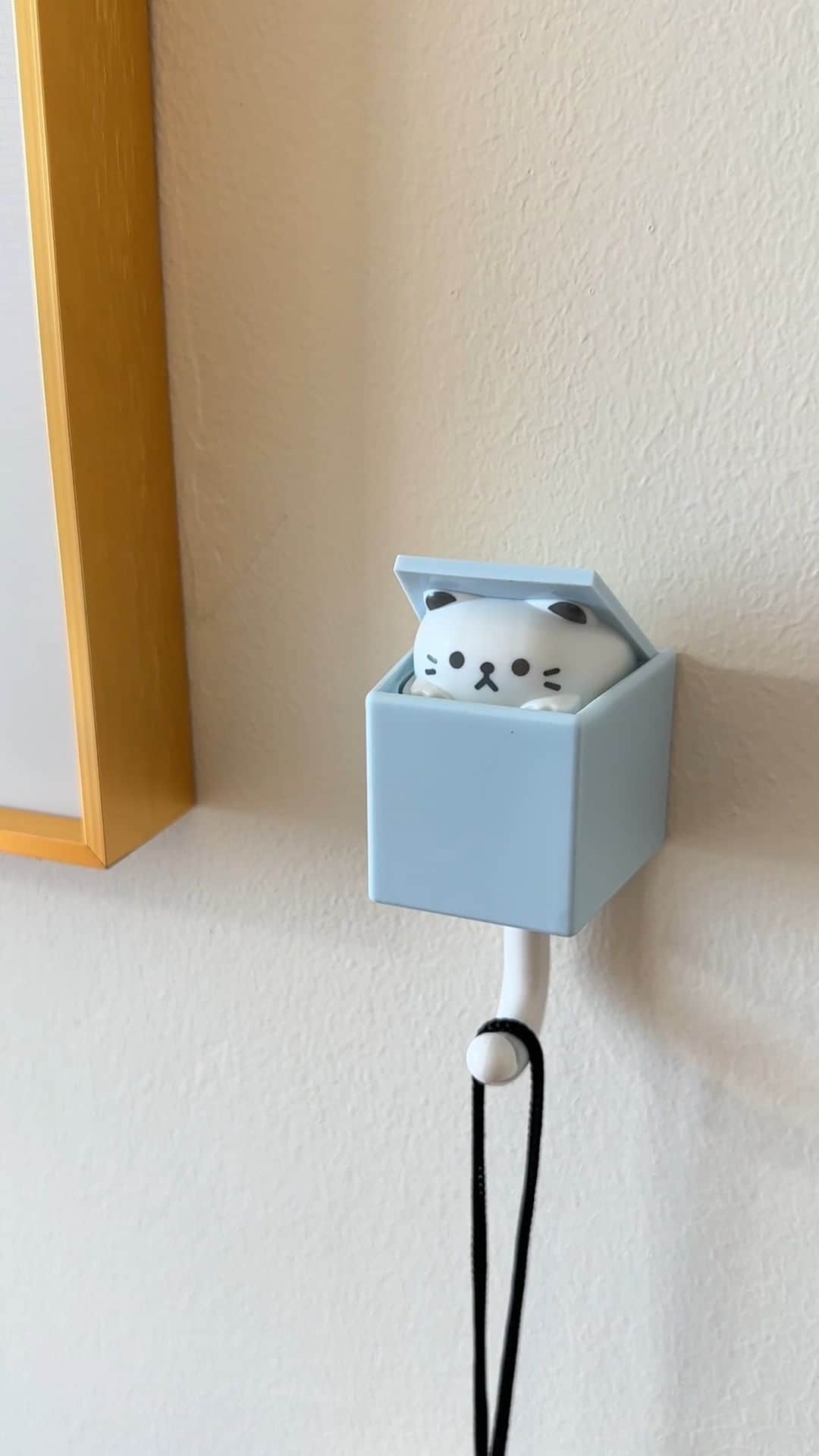 SHEINのインスタグラム：「Peekaboo! 🙀 Tired of boring hooks? Add some serious cattitude with no-drill wall accessories that put the "fun" in functionality 🐈🪝  🔎19556413  #SHEIN #SHEINforAll #SHEINstyle #fashion #chic #saveinstyle」
