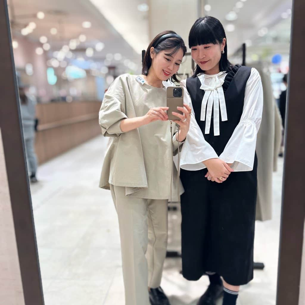 いつたけのインスタグラム：「@sai.official.2021 神戸大丸popup shop 土日の2日間のみでしたが今回も神戸の皆様にお会い出来て嬉しかったです！  神戸大丸にまた来てね、出店待ってるよ！と優しいお言葉をかけてくださる方が多くて本当にありがたいです✨ 来期も出られるよう頑張ります♡  パートナーの加奈ちゃん、いつもありがとう！  この会期中にグッと寒くなってジャケットが活躍する気候になりました^ ^ popupは24日までですのでぜひお立ち寄りください✨  #sai_madeinjapan #sai_official_2021 #sai_ootd #sai #popup #popupshop #saiの人 #神戸大丸 #40代コーデ #40代 #40代ファッション #ママコーデ #ママファッション #いつたけ #itutake」